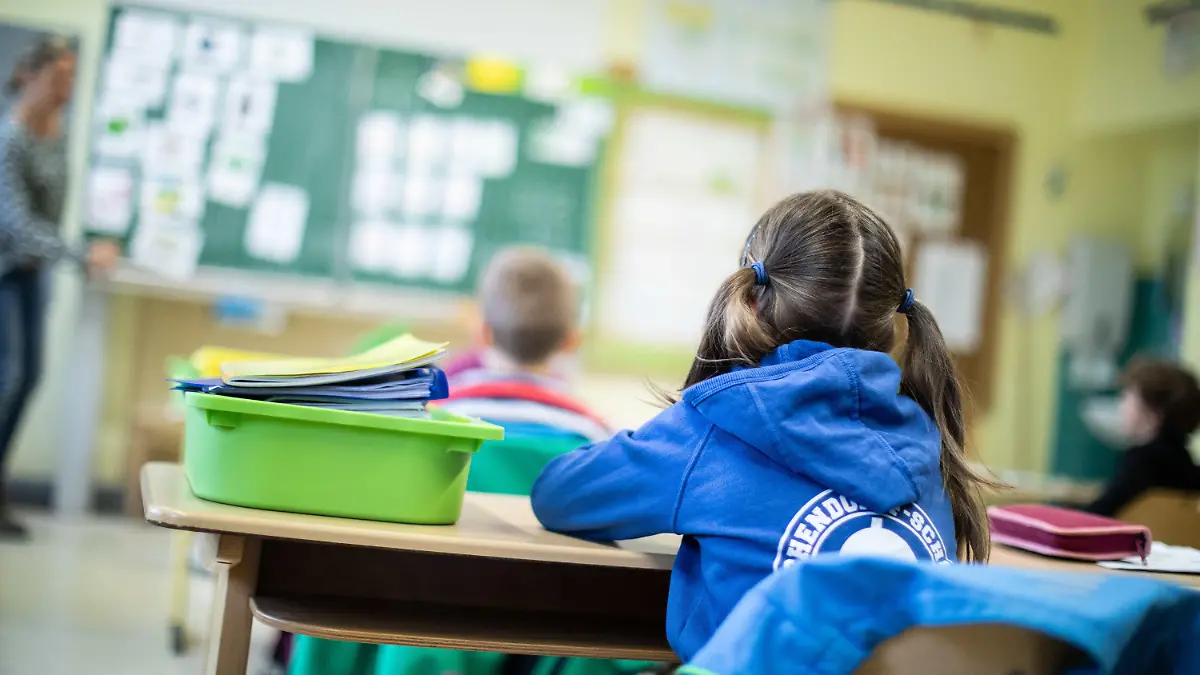 ARCHIV - 09.06.2020, Nordrhein-Westfalen, Meerbusch: Schülerinnen und Schüler einer Grundschule sitzen mit Abstand in ihrem Klassenraum. Das Impftempo in Deutschland zog zuletzt deutlich an · und bald soll es auch für die jüngsten Menschen ganz schnell gehen mit der Impfung gegen das Coronavirus. (zu dpa: «Corona-Impfung bei Kindern - eine Risiko-Nutzen-Abwägung»?) Foto: Marcel Kusch/dpa +++ dpa-Bildfunk +++