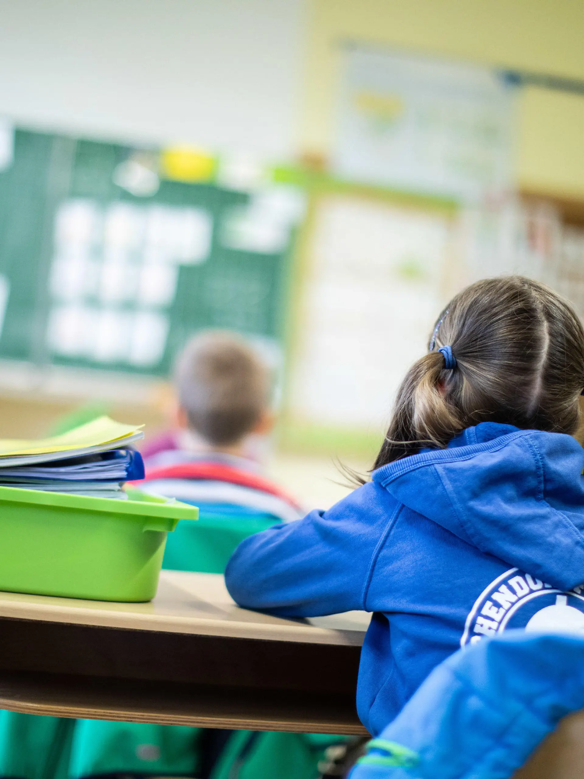 ARCHIV - 09.06.2020, Nordrhein-Westfalen, Meerbusch: Schülerinnen und Schüler einer Grundschule sitzen mit Abstand in ihrem Klassenraum. Das Impftempo in Deutschland zog zuletzt deutlich an · und bald soll es auch für die jüngsten Menschen ganz schnell gehen mit der Impfung gegen das Coronavirus. (zu dpa: «Corona-Impfung bei Kindern - eine Risiko-Nutzen-Abwägung»?) Foto: Marcel Kusch/dpa +++ dpa-Bildfunk +++