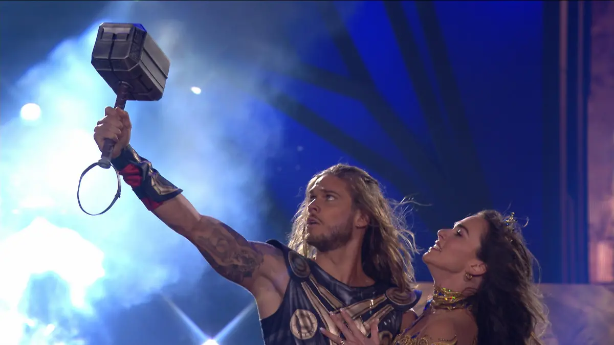 Rúrik tritt im Finale als Thor auf.