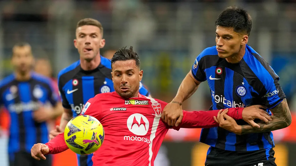 Monza's Armando Izzo, left, duels for the ball with Inter Milan's Joaquin Correa during the Serie A soccer match between Inter Milan and Monza at the San Siro Stadium, in Milan, Italy, Saturday, April 15, 2023. (AP Photo/Antonio Calanni)
