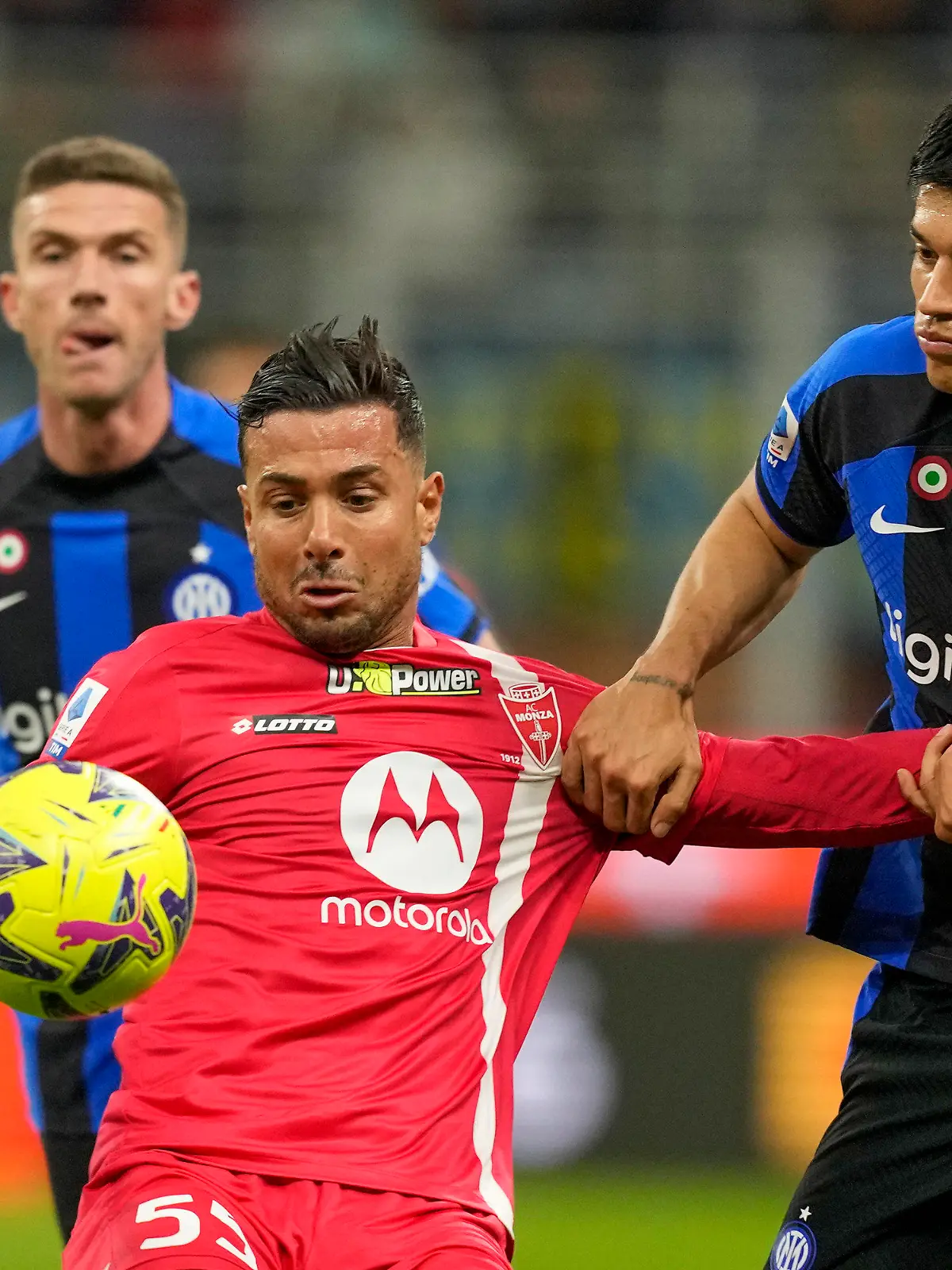 Monza's Armando Izzo, left, duels for the ball with Inter Milan's Joaquin Correa during the Serie A soccer match between Inter Milan and Monza at the San Siro Stadium, in Milan, Italy, Saturday, April 15, 2023. (AP Photo/Antonio Calanni)