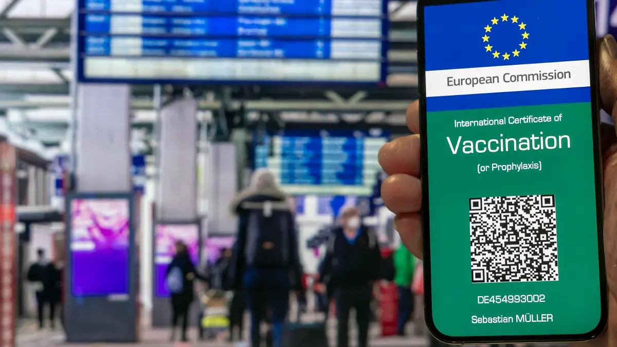  Die Europäische Kommission arbeitet an einem digitalen Impfpass, der die eingeschränkten Reisemöglichkeiten erweitert und Freiheiten zurück gibt. Mögliche Visualisierung des digitalen EU-Impfpasses. // 07.05.2021. Europa, Deutschland, Baden-Württemberg, Stuttgart. *** The European Commission is working on a digital vaccination passport that will expand restricted travel and give back freedoms Possible visualization of the digital EU vaccination passport 07 05 2021 Europe, Germany, Baden Württemberg, Stuttgart