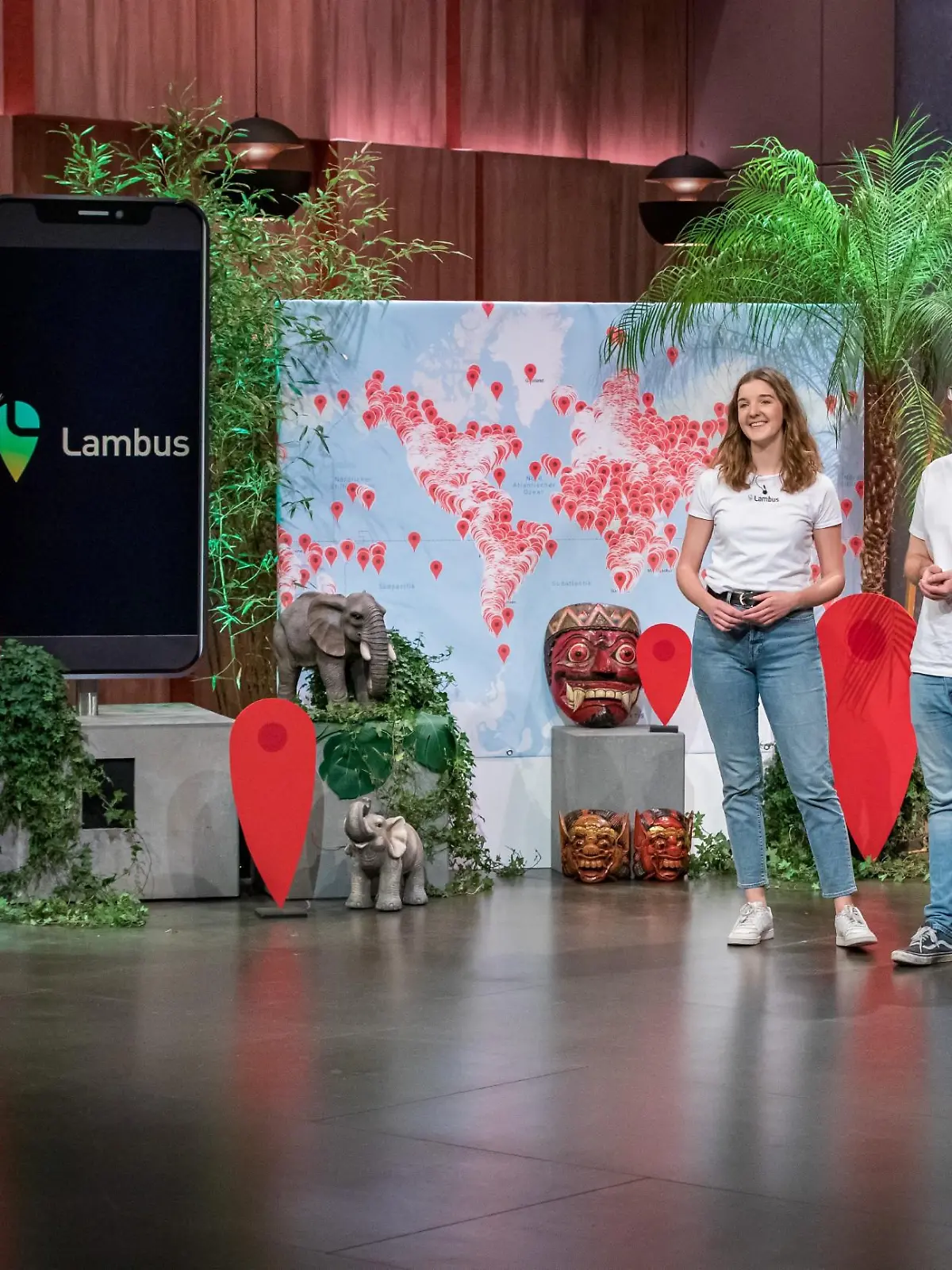 Anja Niehoff und Hans Knöchel präsentieren mit _Lambus_ die All-in-one Reise-Plattform. Sie erhoffen sich ein Investment von 500.000 Euro für 15 Prozent der Anteile an ihrem Unternehmen.   Die Verwendung des sendungsbezogenen Materials ist nur mit dem Hinweis und Verlinkung auf TVNOW gestattet.
