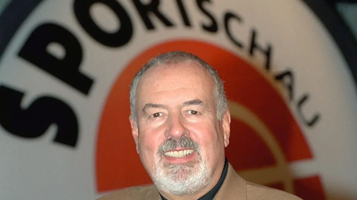 ARCHIV - 23.11.1999, Frankfurt-Archiv: Der damalige ARD-Sportchef Heribert Faßbender vor dem Logo der "ARD-Sportschau",  im ARD-Studio. Faßbender wird am 30. Mai 80 Jahre alt. Foto: picture alliance / dpa +++ dpa-Bildfunk +++