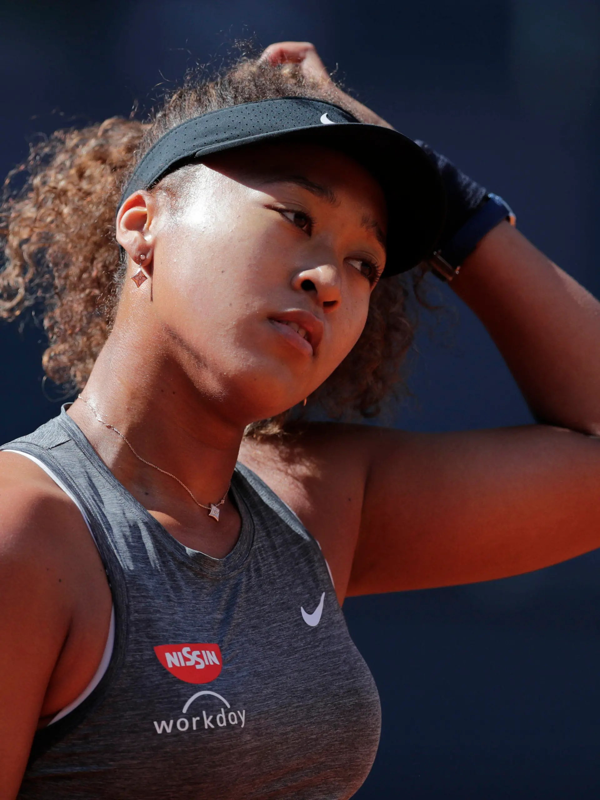 ARCHIV - 02.05.2021, Spanien, Madrid: Tennis: WTA-Tour - Madrid, Einzel, Damen, 2. Runde, Osaka (Japan) - Muchova (Tschechien): Naomi Osaka fasst sich während des Matches an den Kopf. (zu dpa "Tennis-Star Naomi Osaka will bei French Open keine Interviews geben") Foto: Paul White/AP/dpa +++ dpa-Bildfunk +++