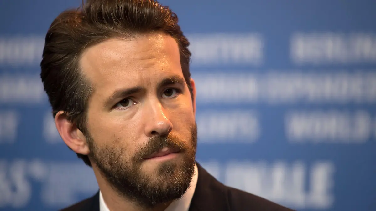 ARCHIV - Schauspieler Ryan Reynolds, aufgenommen am 09.02.2015 in Berlin während der 65. Internationalen Filmfestspiele bei der Pressekonferenz für «Woman in Gold». (zu dpa "Stuntfrau auf Set von «Deadpool 2» tödlich verunglückt" vom 15.08.2017) Foto: Tim Brakemeier/dpa +++(c) dpa - Bildfunk+++