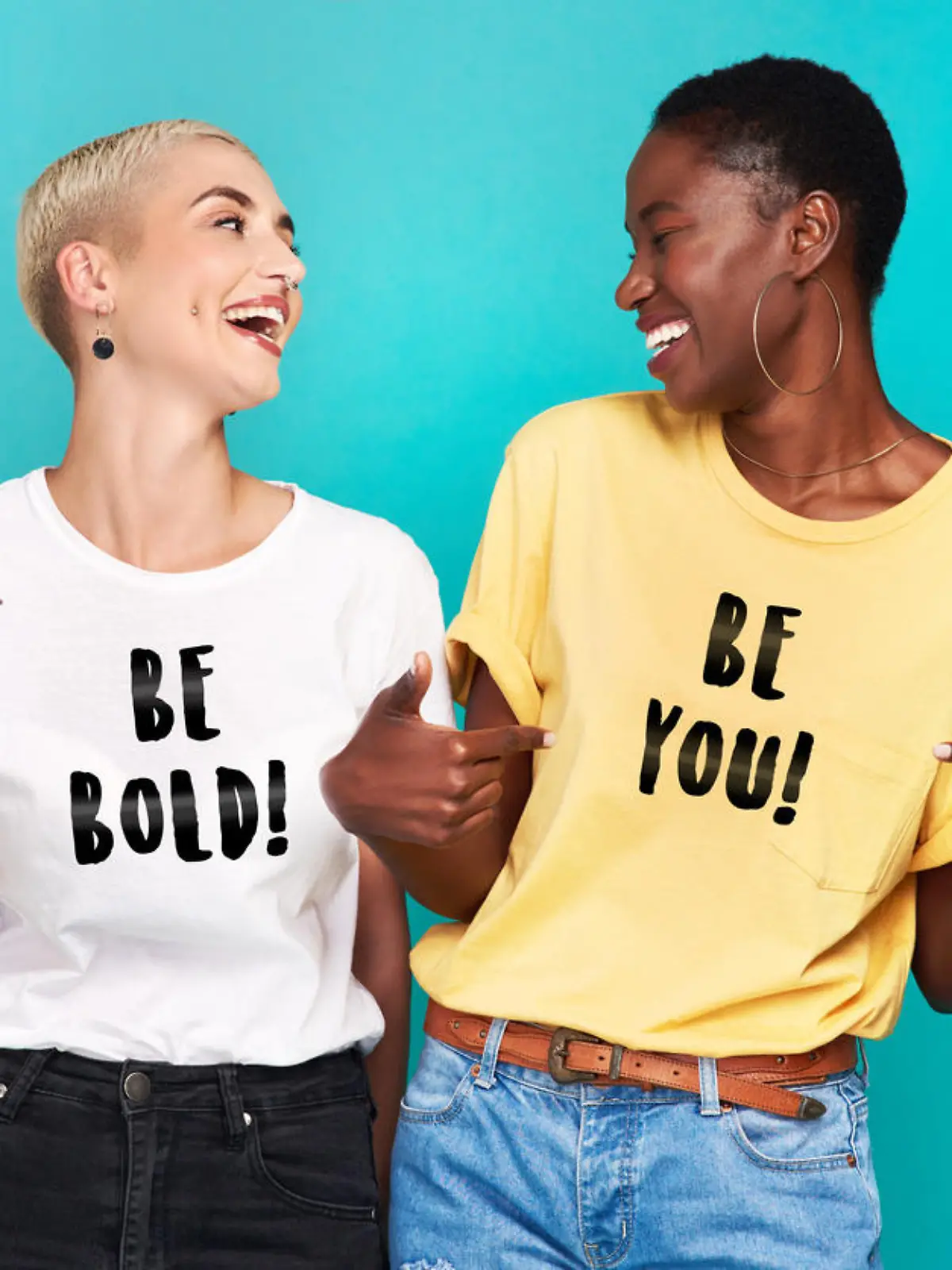 Frauen mit Trend-T-Shirt