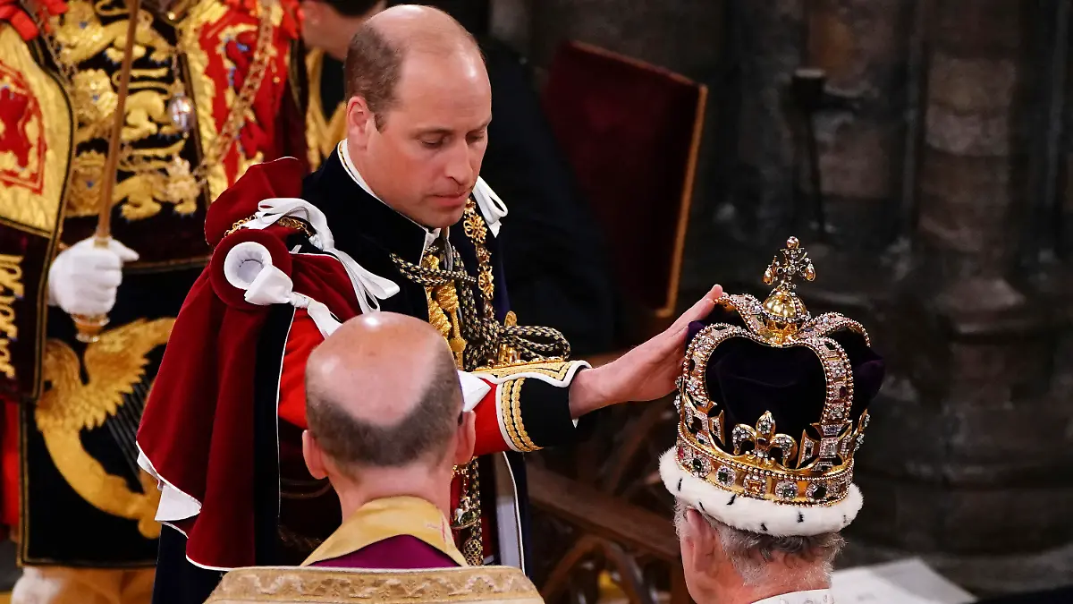06.05.2023, Großbritannien, London: William, Prinz von Wales, berührt die Edwardskrone bei der Krönungszeremonie von König Charles III. in der Westminster Abbey. Zur Krönung von König Charles III. sind zahlreiche Gäste gekommen. Foto: Yui Mok/Pool PA/AP +++ dpa-Bildfunk +++