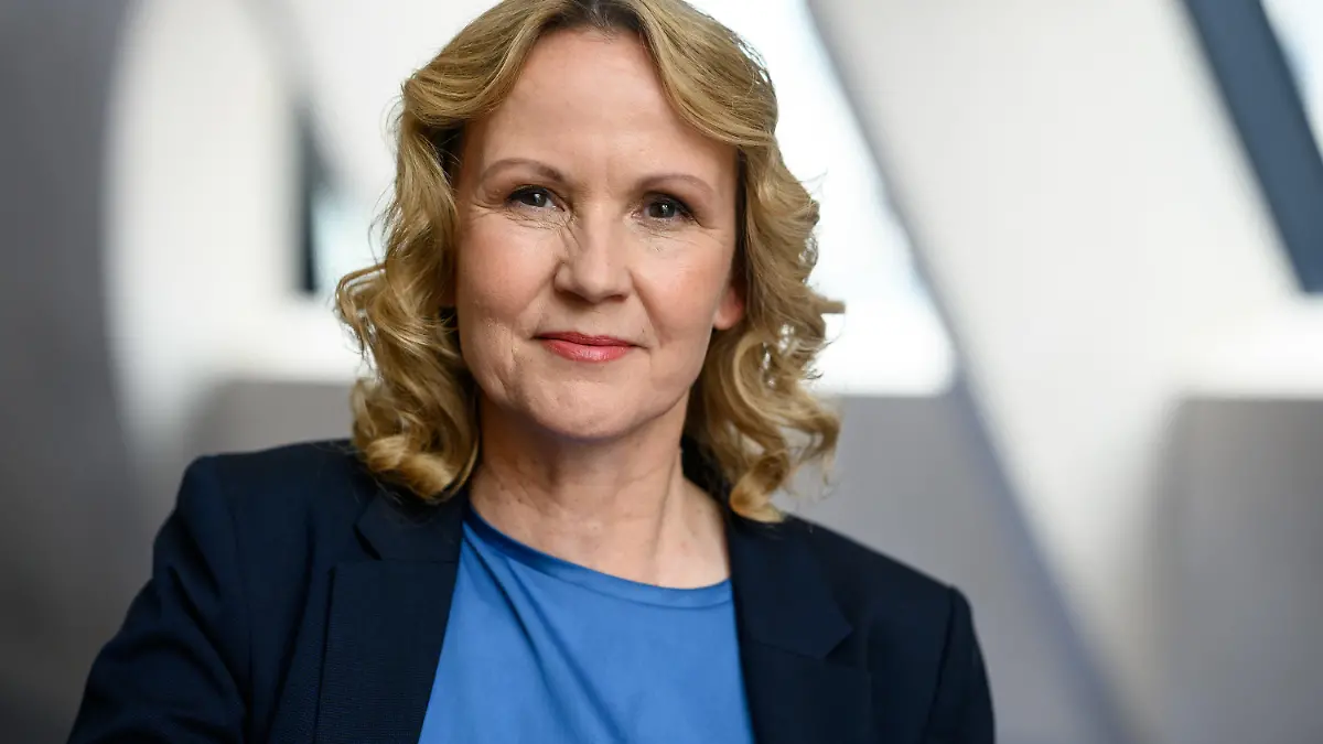 ARCHIV - 27.04.2023, Berlin: Steffi Lemke (Bündnis 90/Die Grünen), Bundesministerin für Umwelt, Naturschutz, nukleare Sicherheit und Verbraucherschutz, steht nach einem Interview mit der deutschen Presse-Agentur dpa auf einem Flur im Ministerium. Lemke fordert mehr Anstrengungen für Klimaschutzmaßnahmen im Verkehr - und bringt dazu ein Tempolimit auf Autobahnen ins Spiel. (zu dpa: "Bundesumweltministerin Lemke bringt Tempolimit ins Spiel") Foto: Bernd von Jutrczenka/dpa +++ dpa-Bildfunk +++