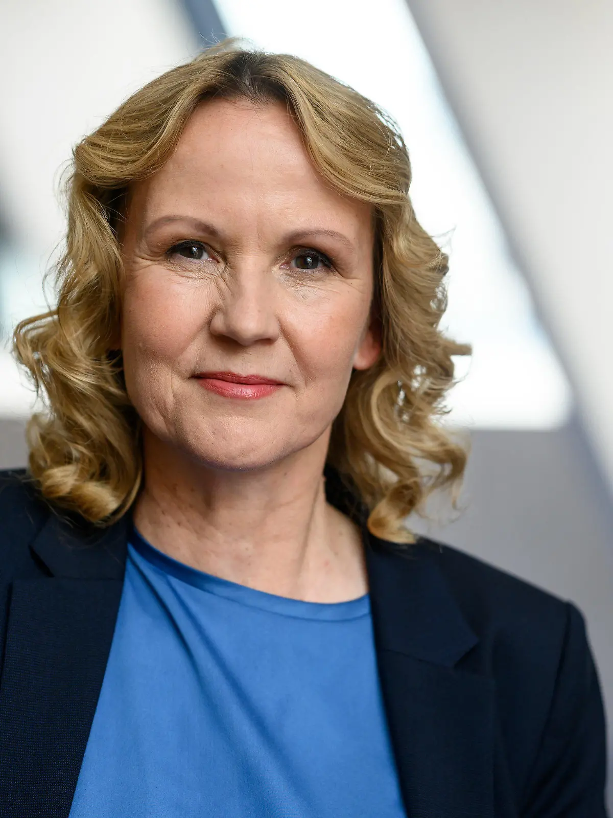 ARCHIV - 27.04.2023, Berlin: Steffi Lemke (Bündnis 90/Die Grünen), Bundesministerin für Umwelt, Naturschutz, nukleare Sicherheit und Verbraucherschutz, steht nach einem Interview mit der deutschen Presse-Agentur dpa auf einem Flur im Ministerium. Lemke fordert mehr Anstrengungen für Klimaschutzmaßnahmen im Verkehr - und bringt dazu ein Tempolimit auf Autobahnen ins Spiel. (zu dpa: "Bundesumweltministerin Lemke bringt Tempolimit ins Spiel") Foto: Bernd von Jutrczenka/dpa +++ dpa-Bildfunk +++