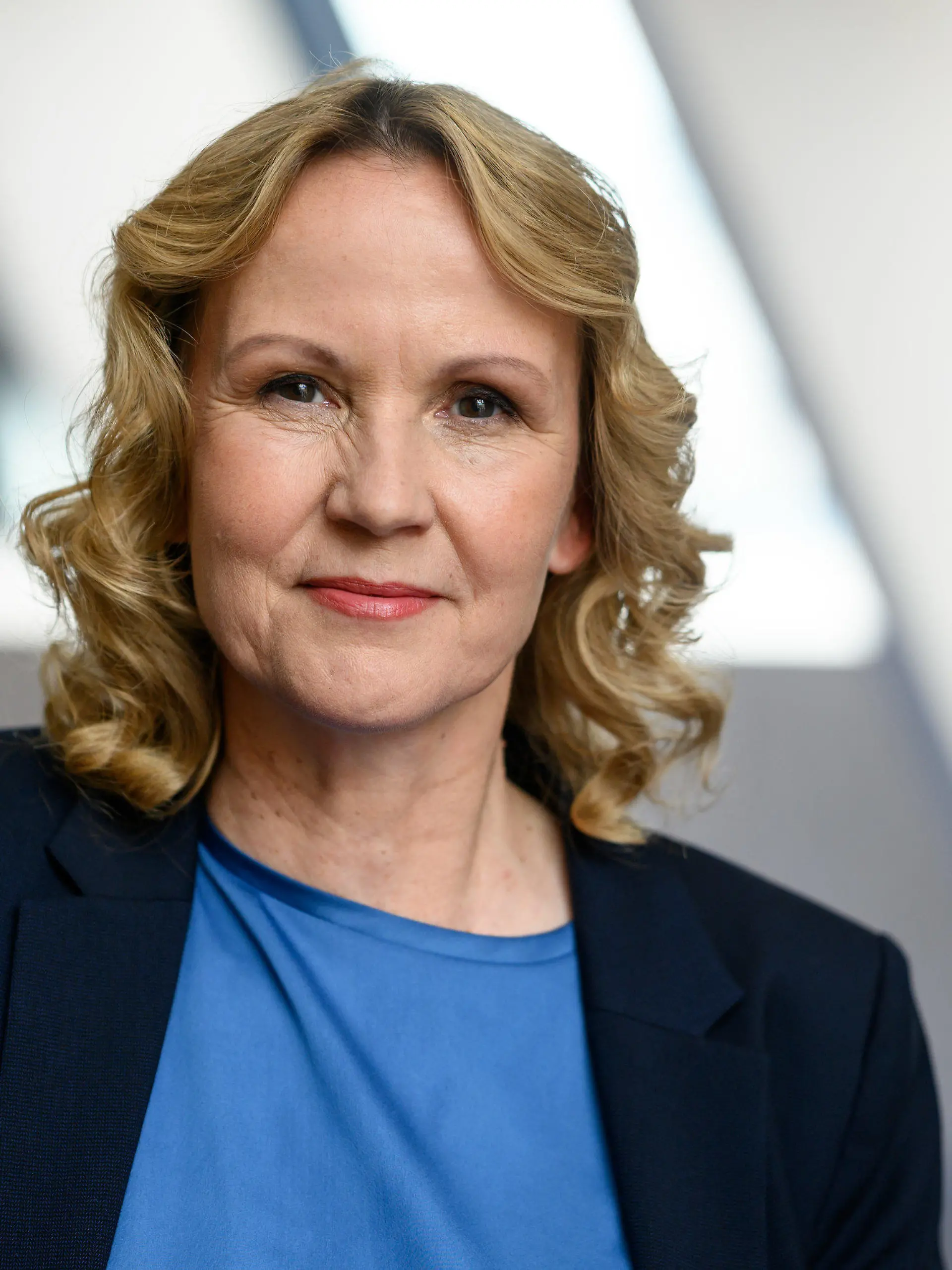 ARCHIV - 27.04.2023, Berlin: Steffi Lemke (Bündnis 90/Die Grünen), Bundesministerin für Umwelt, Naturschutz, nukleare Sicherheit und Verbraucherschutz, steht nach einem Interview mit der deutschen Presse-Agentur dpa auf einem Flur im Ministerium. Lemke fordert mehr Anstrengungen für Klimaschutzmaßnahmen im Verkehr - und bringt dazu ein Tempolimit auf Autobahnen ins Spiel. (zu dpa: "Bundesumweltministerin Lemke bringt Tempolimit ins Spiel") Foto: Bernd von Jutrczenka/dpa +++ dpa-Bildfunk +++