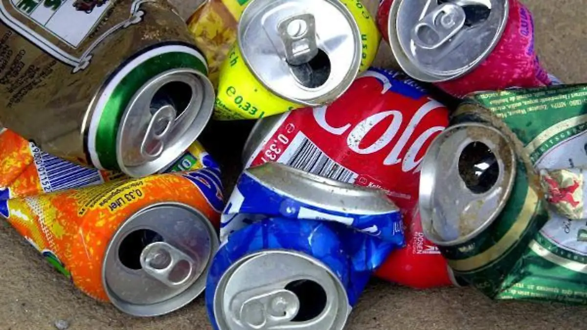 Zerknitterte Getränkedosen liegen am Donnerstag (10.08.2000) auf einem Müllplatz in Berlin. Ein Vorschlag von Bundesumweltminister Jürgen Trittin sieht vor, ab 2001 ein Pflichtpfand für Einweg-Glasflaschen und Getränkedosen einzuführen. Meinungsumfragen belegen, dass 69 Prozent der Deutschen einen Dosenpfand befürworten. Die Reaktionen aus Kreisen von Politik, Wirtschaft und Naturschutz sind jedoch unterschiedlich. dpa/lbn (Digitale Fotografie)