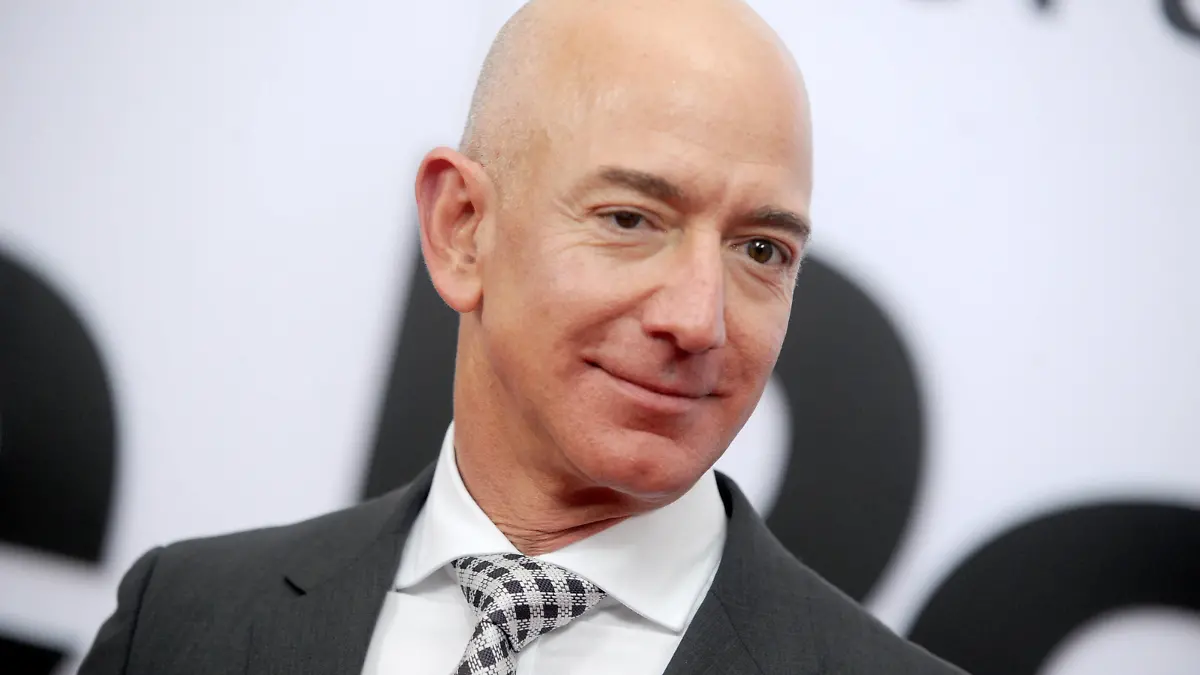  **FILE PHOTO** Jeff Bezos To Step Down As Amazon CEO. WASHINGTON, D.C. DECEMBER 14: Jeff Bezos at the premiere of The Post on December 14, 2017, in Washington, DC. PUBLICATIONxNOTxINxUSA Copyright: xDennisxVanxTinex