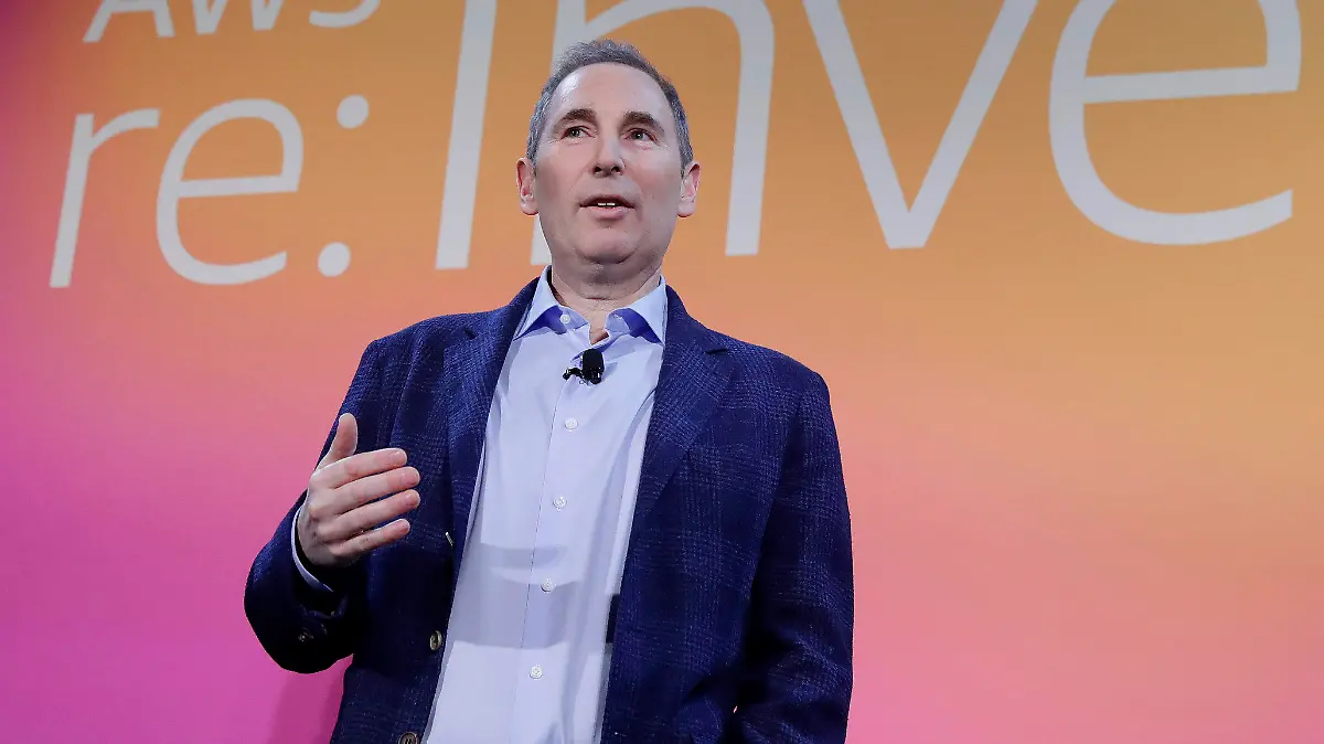 ARCHIV - 05.12.2019, USA, Las Vegas: Andy Jassy spricht über eine neue Initiative mit der NFL während der AWS re:Invent 2019. Der Chefwechsel an der Spitze des weltgrößten Onlinehändlers Amazon findet am 5. Juli statt. Andy Jassy werde dann das Amt des Vorstandsvorsitzenden übernehmen, sagte Firmengründer Bezos am Mittwoch (26.05.2021) auf dem Aktionärstreffen von Amazon. Foto: Isaac Brekken/AP/dpa +++ dpa-Bildfunk +++