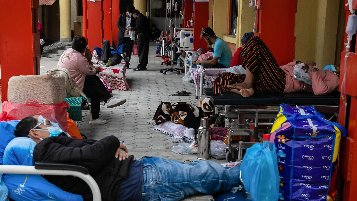 News Bilder des Tages May 19, 2021, Kathmandu, Nepal: Covid-19 patients seen breathing with the help of oxygen support outside the hospital passage due the limited beds inside the Hospital..Nepal s Covid-19 death toll crossed the 4000-mark as staggering 225 deaths were reported on Tuesday. The total nationwide infection count has hit 413,111 with the addition of 9,317 fresh cases. Kathmandu Nepal - ZUMAs197 20210519_zaa_s197_001 Copyright: xPrabinxRanabhatx