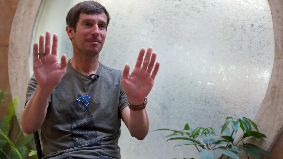 22.05.2021, Nepal, Kathmandu: Bergführer Lukas Furtenbach von der österreichischen «Furtenbach Adventures», während eines Interviews mit The Associated Press (AP). (zu dpa «Trotz Corona-Fällen: Rund 350 Menschen standen auf Mount Everest») Foto: Bikram Rai/AP/dpa +++ dpa-Bildfunk +++