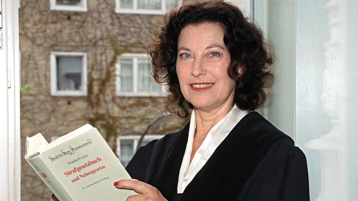 Richterin Ruth Herz, (aufg. am 23.7.2001 in Hamburg) übernimmt den Vorsitz in der RTL-Serie "Das Jugendgericht". Dabei handelt es sich um die erste Gerichtsserie im deutschen Fernsehen, die sich ausschließlich mit Fällen jugendlicher Straftäter beschäftigt. Ruth Herz wird sich bei der Verhandlung von Diebstahl- und Drogendelikten bis hin zu Raub, Erpressung und Körperverletzung auf ihre 25-jährige Erfahrung als Jugendrichterin am Kölner Amtsgericht stützen. Die Serie wird ab dem 3.9.2001 an jedem Wochentag ausgestrahlt.