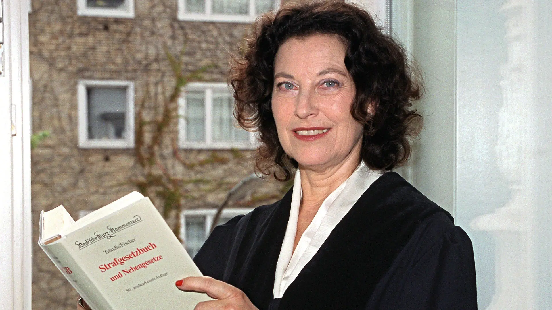 Richterin Ruth Herz, (aufg. am 23.7.2001 in Hamburg) übernimmt den Vorsitz in der RTL-Serie "Das Jugendgericht". Dabei handelt es sich um die erste Gerichtsserie im deutschen Fernsehen, die sich ausschließlich mit Fällen jugendlicher Straftäter beschäftigt. Ruth Herz wird sich bei der Verhandlung von Diebstahl- und Drogendelikten bis hin zu Raub, Erpressung und Körperverletzung auf ihre 25-jährige Erfahrung als Jugendrichterin am Kölner Amtsgericht stützen. Die Serie wird ab dem 3.9.2001 an jedem Wochentag ausgestrahlt.