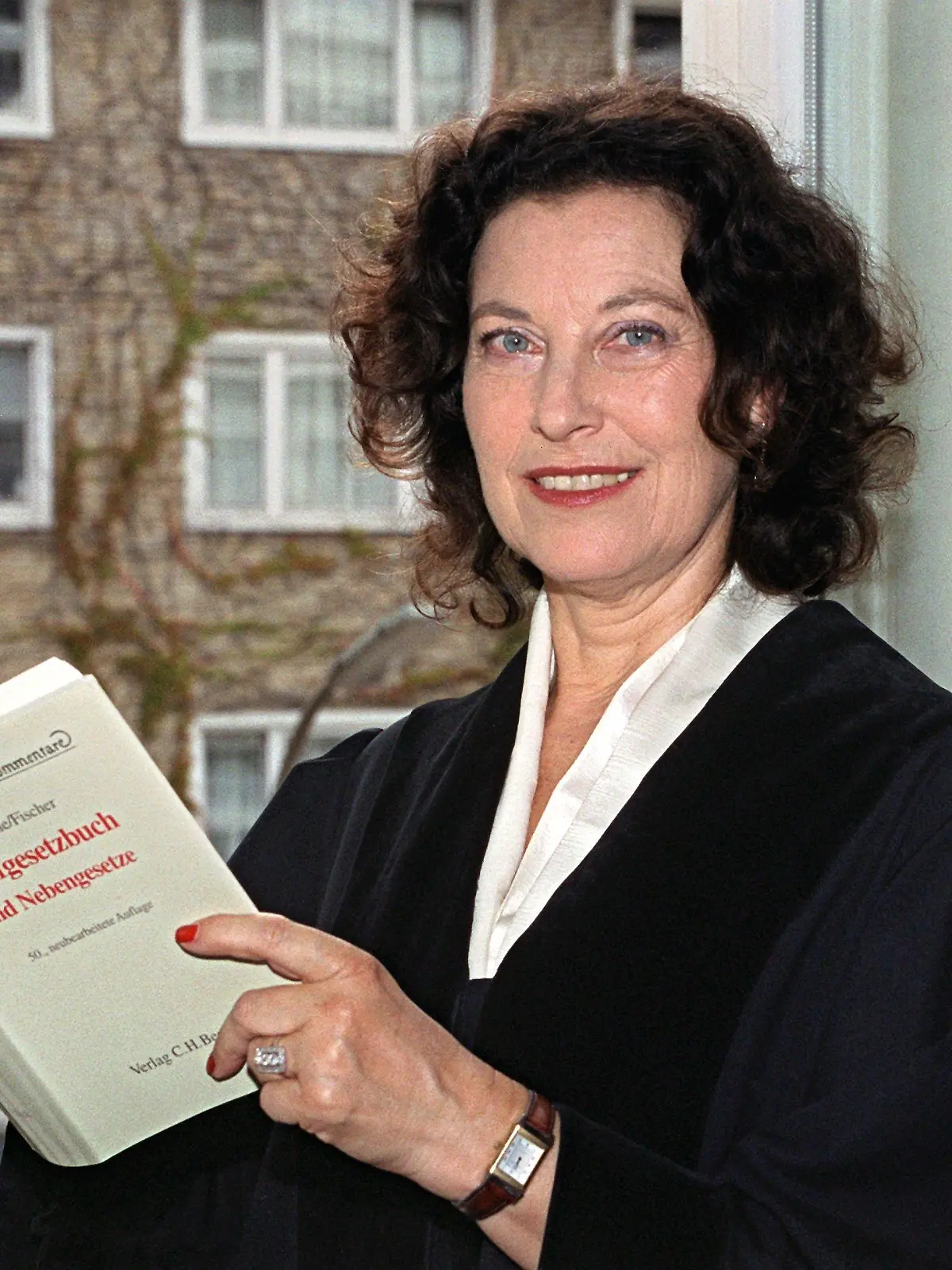 Richterin Ruth Herz, (aufg. am 23.7.2001 in Hamburg) übernimmt den Vorsitz in der RTL-Serie "Das Jugendgericht". Dabei handelt es sich um die erste Gerichtsserie im deutschen Fernsehen, die sich ausschließlich mit Fällen jugendlicher Straftäter beschäftigt. Ruth Herz wird sich bei der Verhandlung von Diebstahl- und Drogendelikten bis hin zu Raub, Erpressung und Körperverletzung auf ihre 25-jährige Erfahrung als Jugendrichterin am Kölner Amtsgericht stützen. Die Serie wird ab dem 3.9.2001 an jedem Wochentag ausgestrahlt.