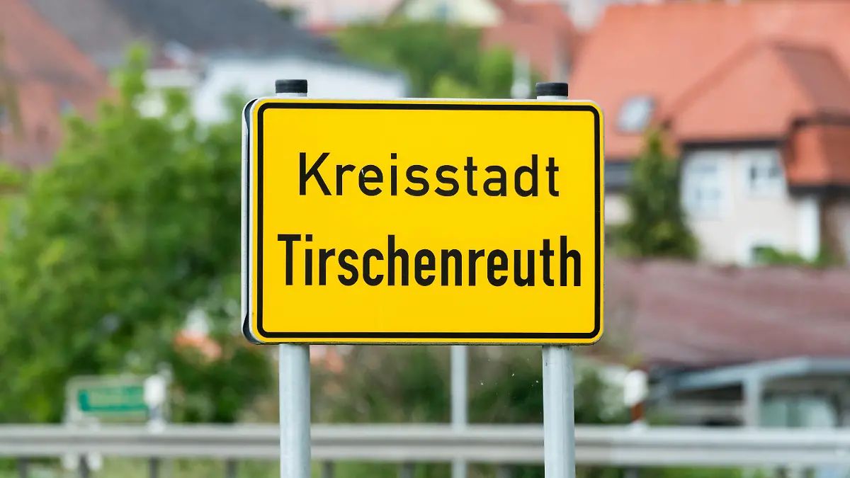 ARCHIV - 25.06.2015, Bayern, Tirschenreuth: Das Ortsschild von Tirschenreuth (Bayern). Nach gut zwei Wochen mit einer Corona-Inzidenz von unter 100 will der Landkreis Tirschenreuth Bier- und Wirtsgärten öffnen. Foto: picture alliance / dpa +++ dpa-Bildfunk +++