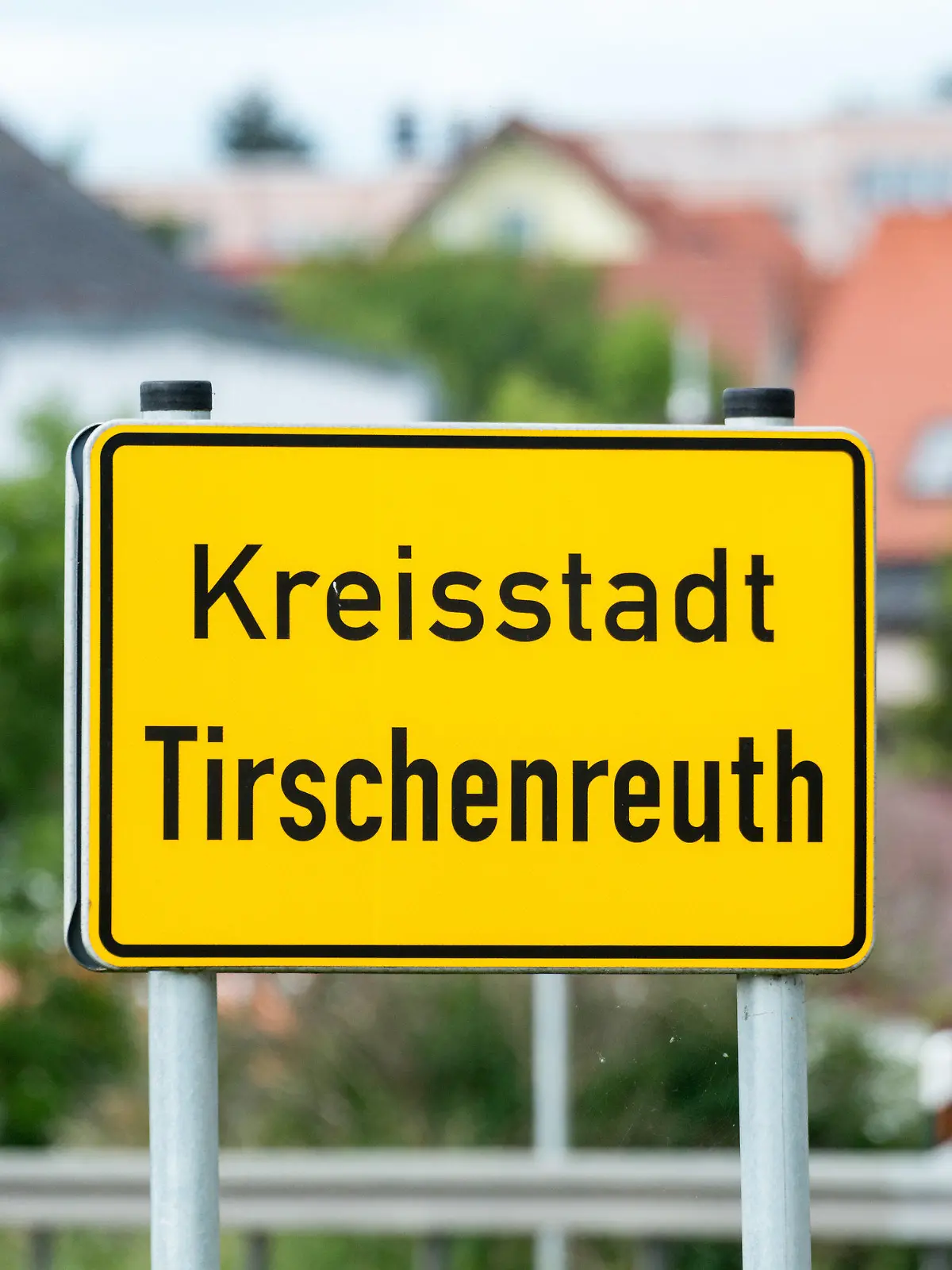 ARCHIV - 25.06.2015, Bayern, Tirschenreuth: Das Ortsschild von Tirschenreuth (Bayern). Nach gut zwei Wochen mit einer Corona-Inzidenz von unter 100 will der Landkreis Tirschenreuth Bier- und Wirtsgärten öffnen. Foto: picture alliance / dpa +++ dpa-Bildfunk +++