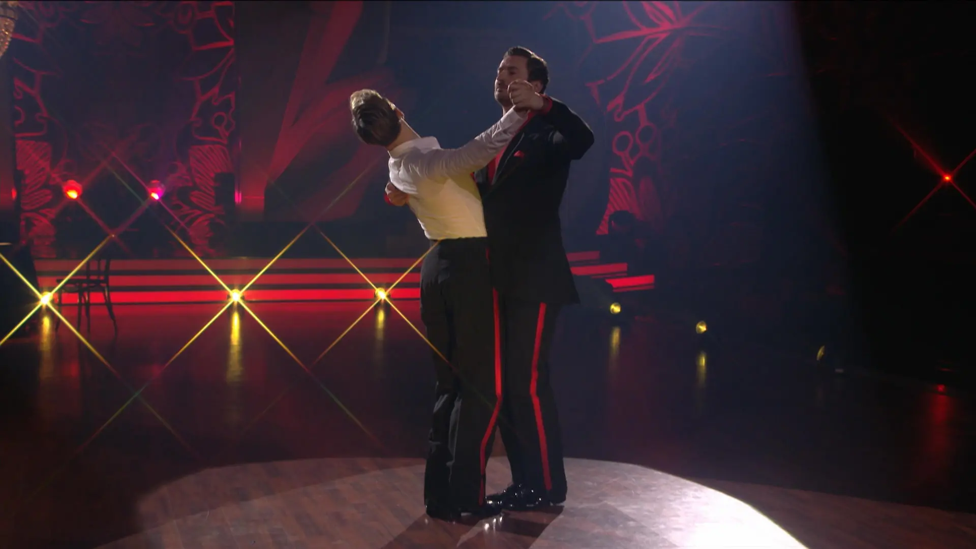 Nicolas Puschmann und sein Tanzpartner legen los mit dem Tango!