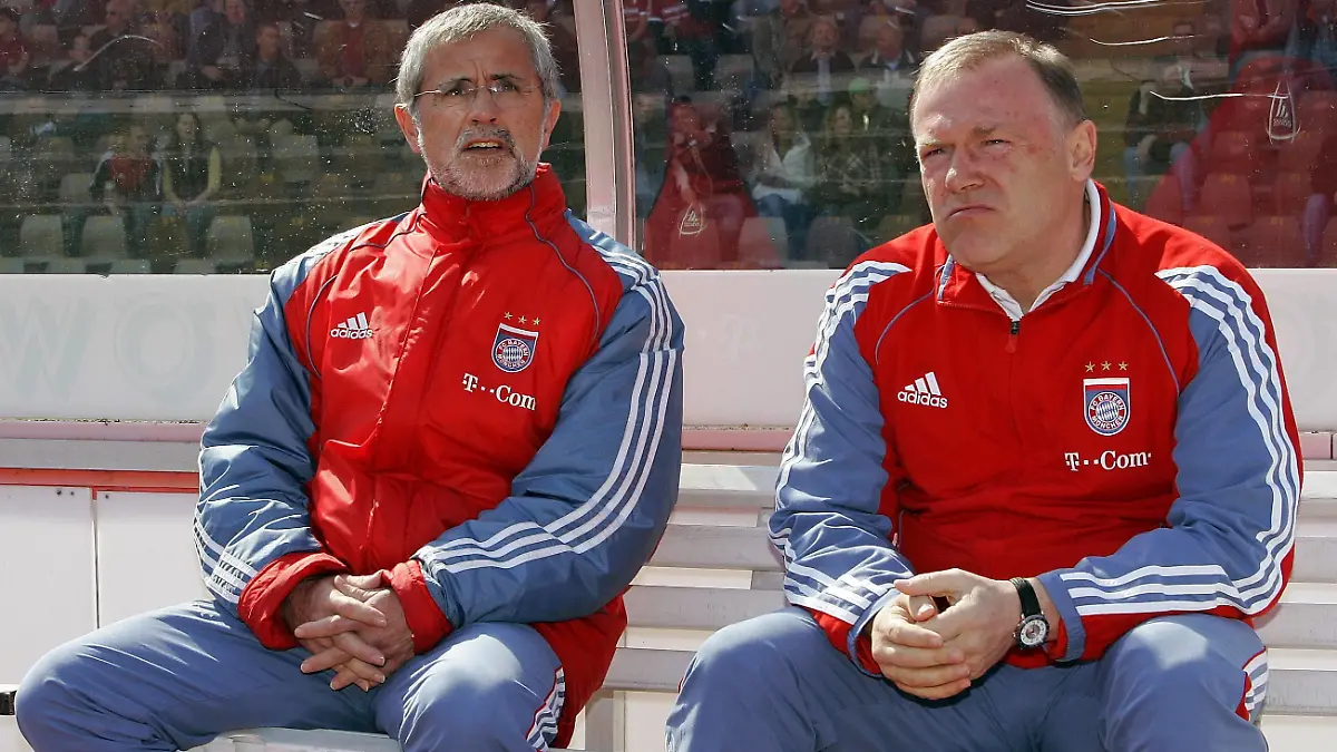 Trainer Hermann Gerland re. schaut etwas missmutig drein, neben ihm Co Trainer Gerd Müller beide Bayern II