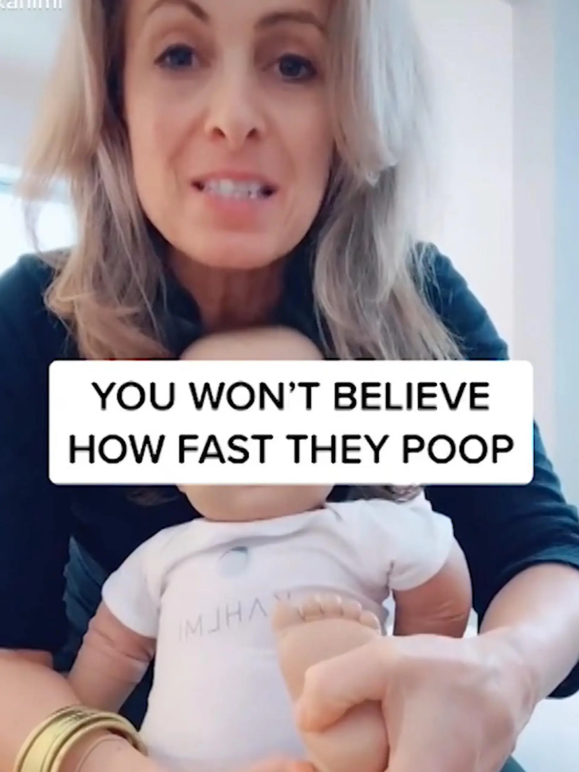 Ein Video von Elina Furman auf Tiktok zeigt eine spezielle Massagetechnik, die Verstopfungen bei Babys lösen kann. Wir fragen Kinderärztin Barbara Mühlfeld.