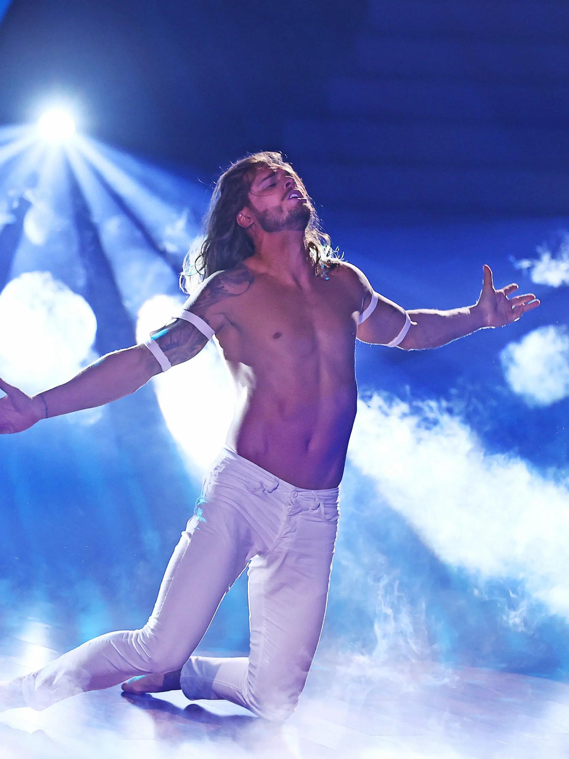 ARCHIV - 21.05.2021, Nordrhein-Westfalen, Köln: Der Fußballer Rurik Gislason tanzt beim "Contemporary", einem zeitgenössischen Tanz, bei der RTL-Tanzshow "Let's Dance". Am 28.05.2021 endet die 14. Staffel der Tanzshow. (zu dpa "Es hat sich ausgetanzt: Drei Promis wollen «Let's Dance» gewinnen") Foto: Rolf Vennenbernd/dpa-Pool/dpa +++ dpa-Bildfunk +++