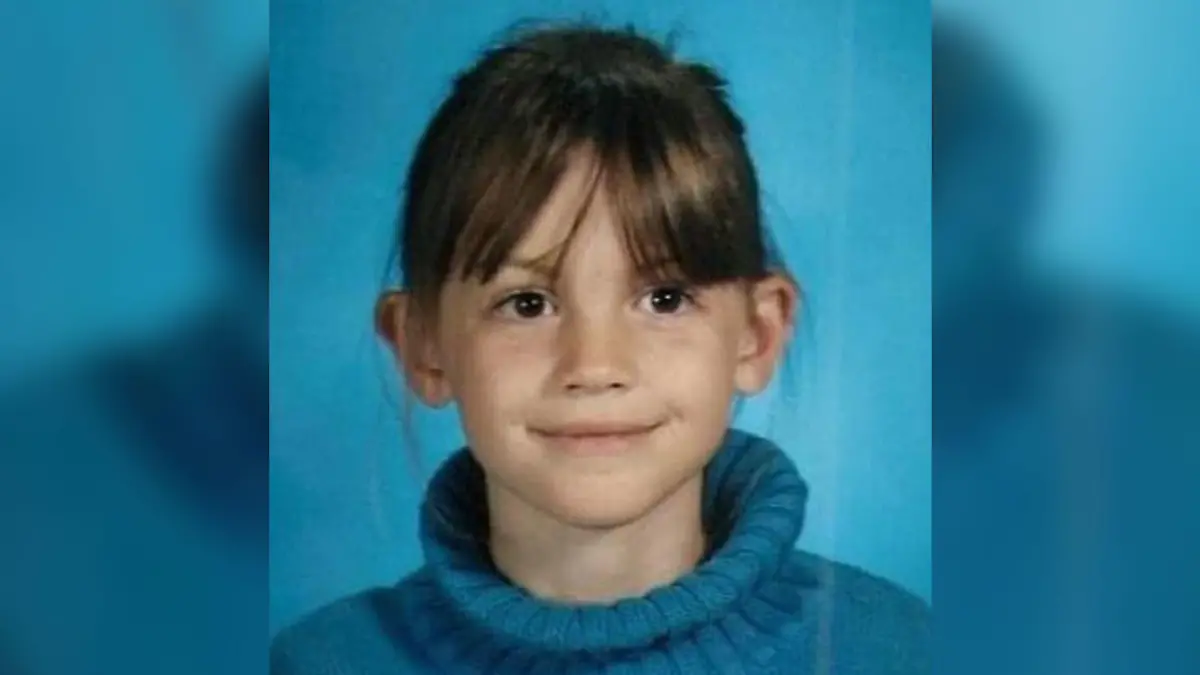 Ein Foto zeigt Lauren Midgley als Kind mit braunen Haaren.