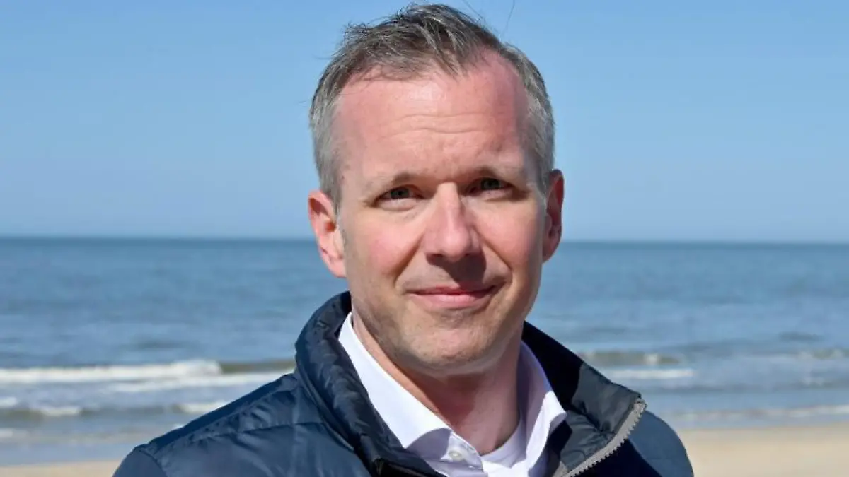 Nikolas Häckel schaut in die Runde