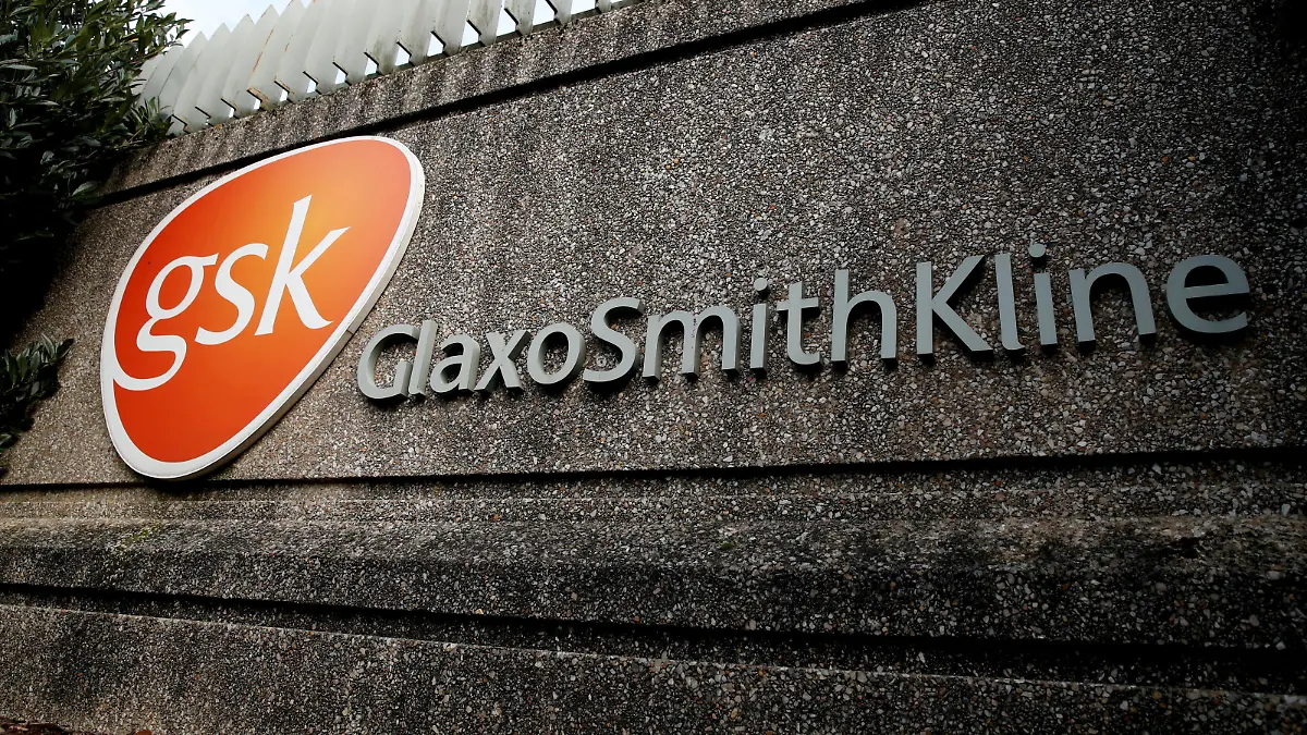 FILE PHOTO: Company logo of pharmaceutical company GlaxoSmithKline is seen at their Stevenage facility, Britain October 26, 2020. REUTERS/Matthew Childs/File Photo