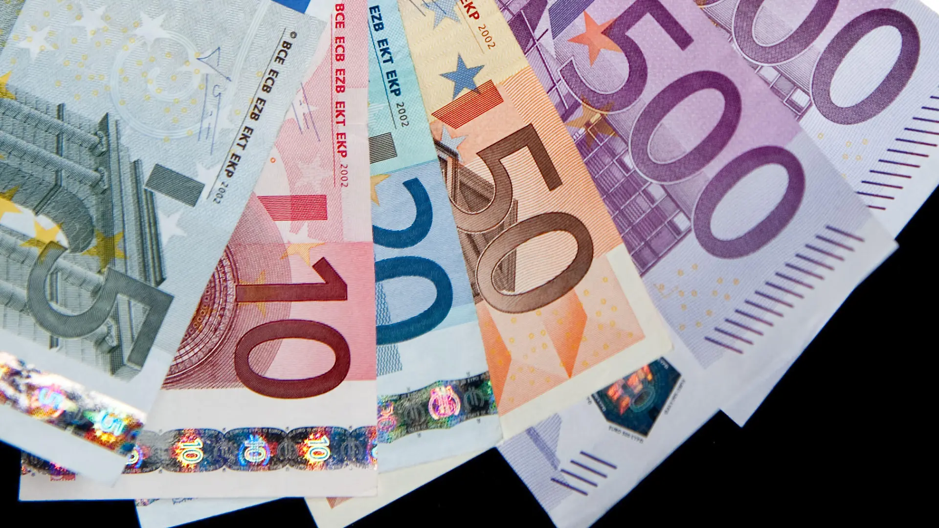 ARCHIV - Euro-Geldscheine, aufgenommen 12.04.2012. Bei Bargeld-Geschäften über 15 000 Euro müssen Verkäufer ihren Kunden besser auf die Finger schauen. Dies soll Kriminelle abschrecken, Schwarzgeld sauber zu waschen. Damit das auch funktioniert, müssen Unternehmen in Rheinland-Pfalz einen Geldwäschebeauftragten ernennen. Foto: Robert Schlesinger/dpa (zu lrs "Unternehmen müssen Geldwäschebeauftragten benennen" vom 29.10.2012) +++(c) dpa - Bildfunk+++