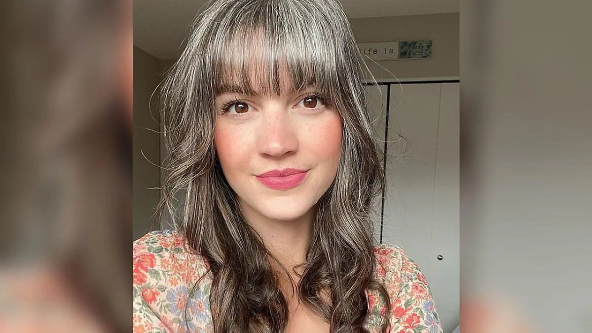 Ein Foto zeigt Lauren Midlgey mit lockigen, grauen Haaren.