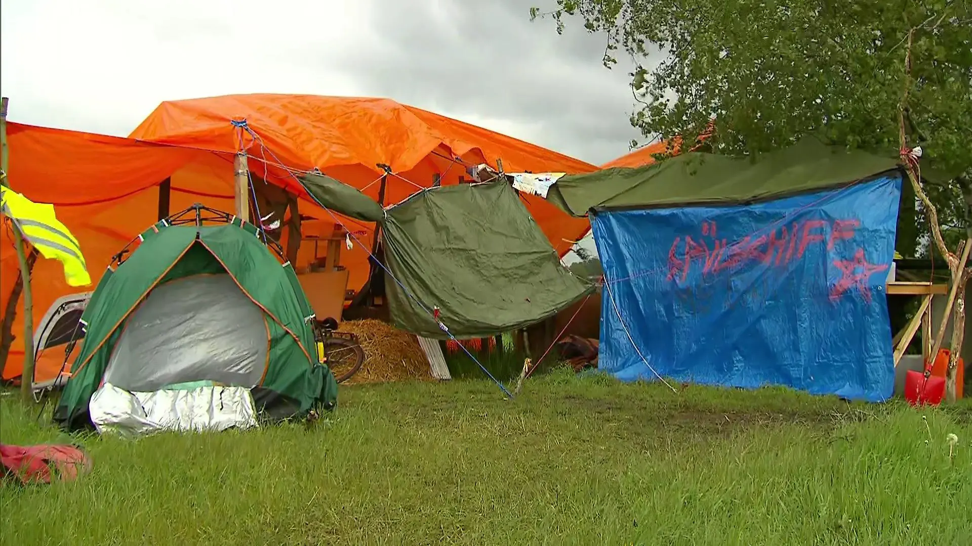 Aktivisten in einem Protestcamp
