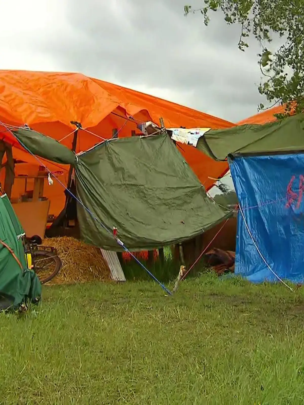 Aktivisten in einem Protestcamp