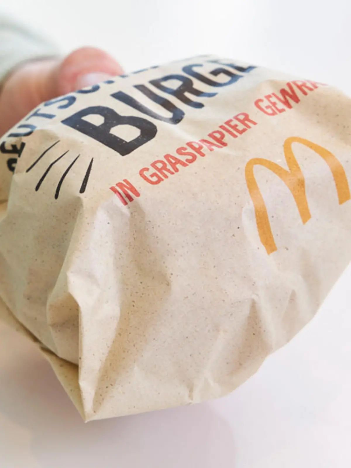 McDonald's verpackt seine "Deutschlandburger" sowie die McWraps künftig in einer Verpackung aus Graspapier.