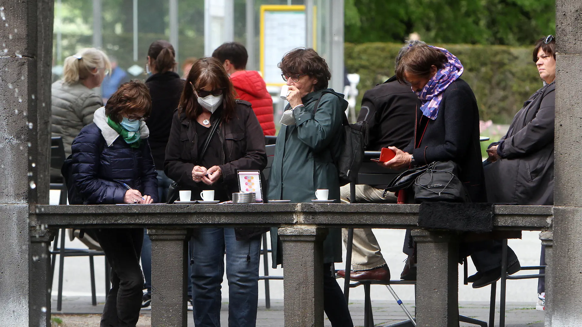 Aufgrund anhaltend niedriger Inzidenzen im Landkreis Wetterau durften gastronomische Betriebe ihren Außenbereich wieder öffnen. Großer Besucherandrang herrschte an einem Caf in der Innenstadt von Bad Nauheim, Hessen, Deutschland *** Due to persistently low incidence rates in the Wetterau district, catering establishments were allowed to reopen their outdoor areas Large crowds of visitors were seen at a caf in the city centre of Bad Nauheim, Hesse, Germany