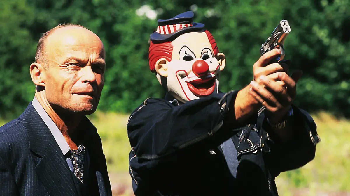 Wieder einmal kann Max Zander - der Clown (Sven Martinek, re.) - seinem Freund Joseph Ludowski (Volkmar Kleinert) behilflich sein: Er befreit ihn aus den Händen der Polizei, die ihn für den Drahtzieher des ungewöhnlichen Geldraubes halten ...