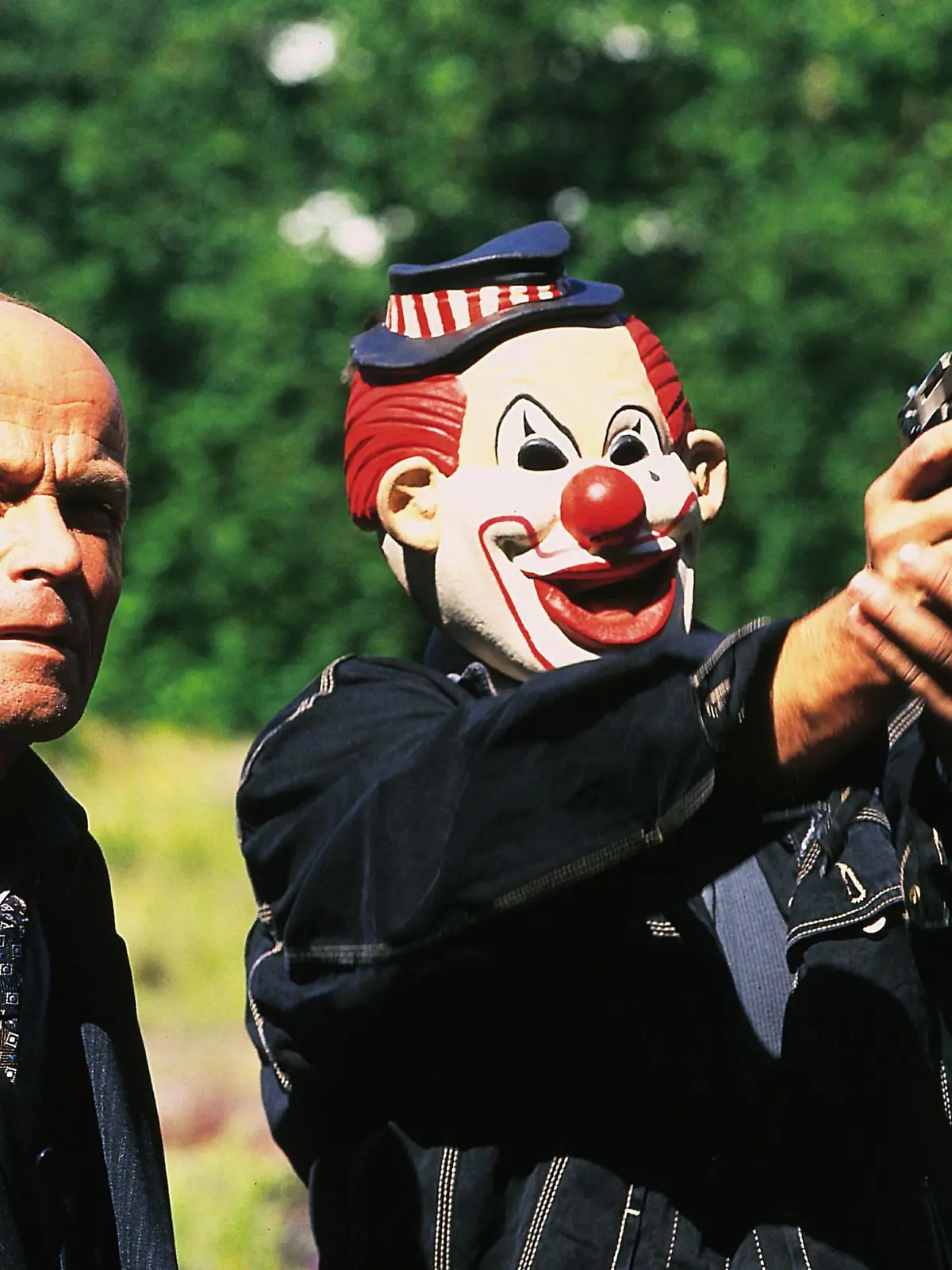 Wieder einmal kann Max Zander - der Clown (Sven Martinek, re.) - seinem Freund Joseph Ludowski (Volkmar Kleinert) behilflich sein: Er befreit ihn aus den Händen der Polizei, die ihn für den Drahtzieher des ungewöhnlichen Geldraubes halten ...