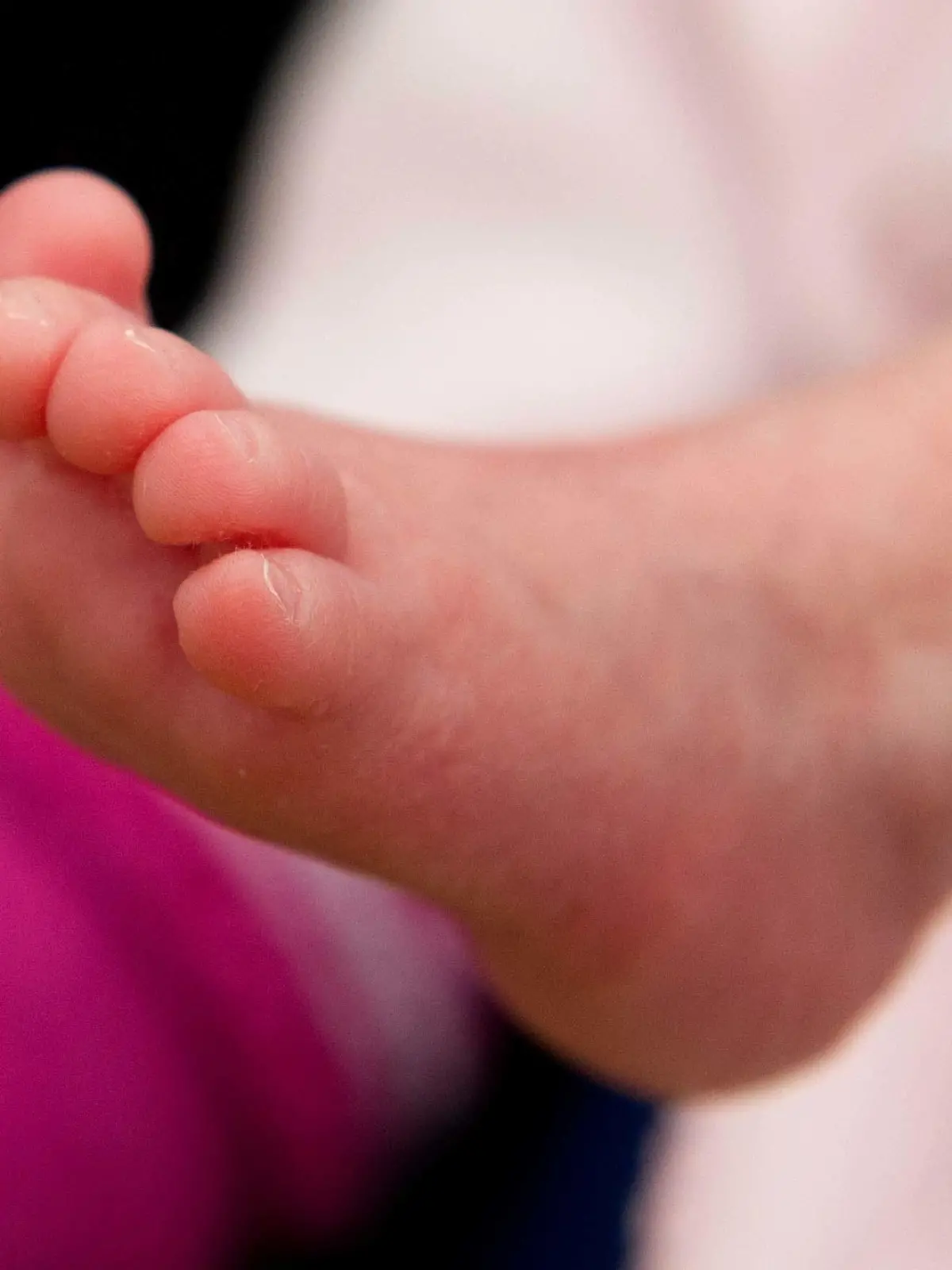 ARCHIV - 18.06.2015, Greifswald: Der Fuß eines Babys, aufgenommen in der Kinderklinik an der Universität Greifswald (Mecklenburg-Vorpommern). (zu dpa "Bundesamt legt endgültige Zahlen zu Geburten vor" vom 30.10.2018) Foto: Stefan Sauer/dpa-Zentralbild/dpa +++ dpa-Bildfunk +++