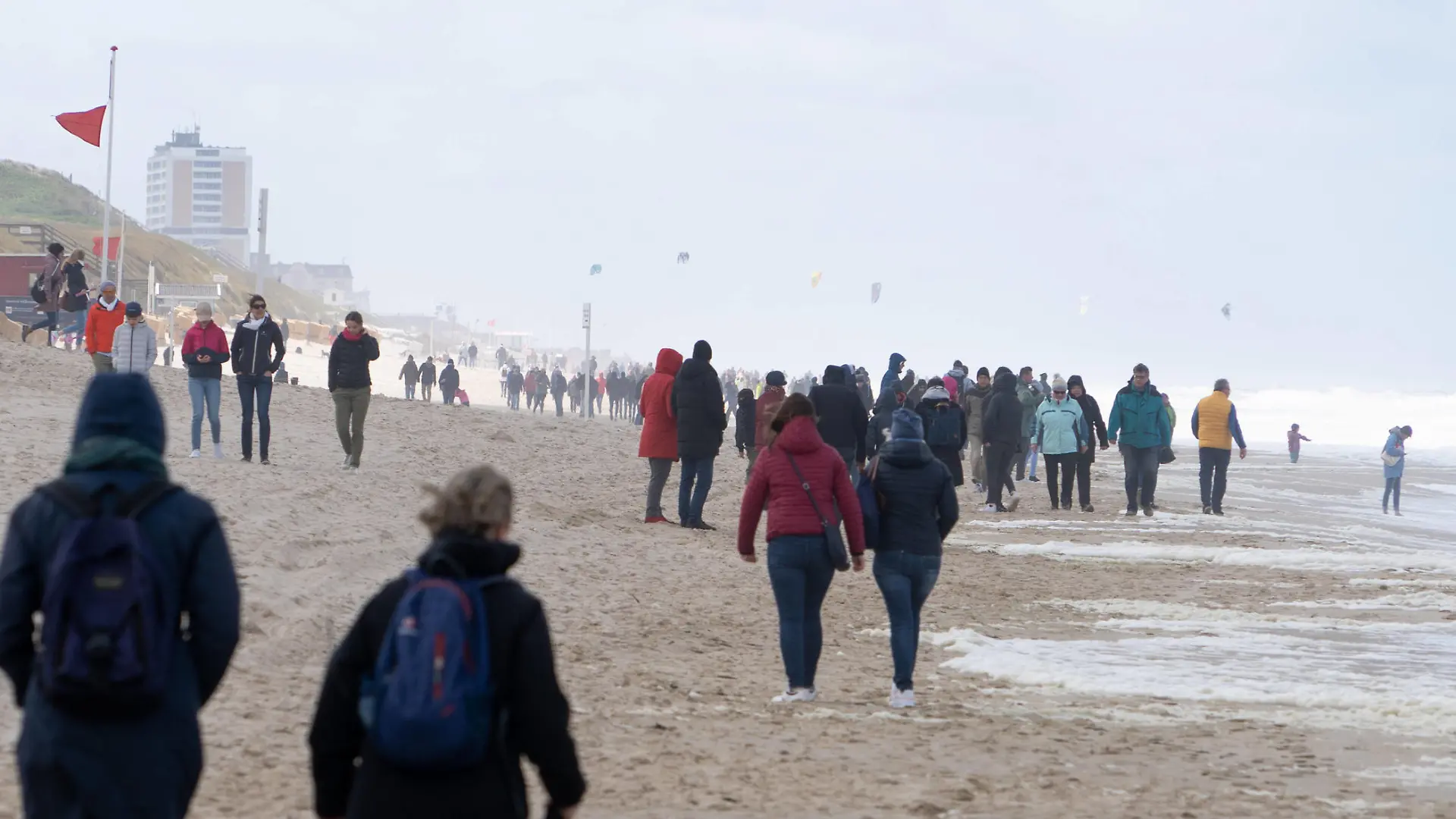 News Bilder des Tages Nordseeinsel Sylt am Pfingstsonntag 2021 - Pfingsten auf Sylt während der Corona-Pandemie Wenningstedt -Nordseeinsel Sylt am Pfingstsonntag 2021 - Pfingsten auf Sylt während der Corona-Pandemie Wenningstedt -, Sylt Schleswig-Holstein Deutschland Sylt *** North Sea Island Sylt on Whitsunday 2021 Whitsun on Sylt during the Corona Pandemic Wenningstedt North Sea Island Sylt on Whitsunday 2021 Whitsun on Sylt during the Corona Pandemic Wenningstedt , Sylt Schleswig Holstein Germany Sylt