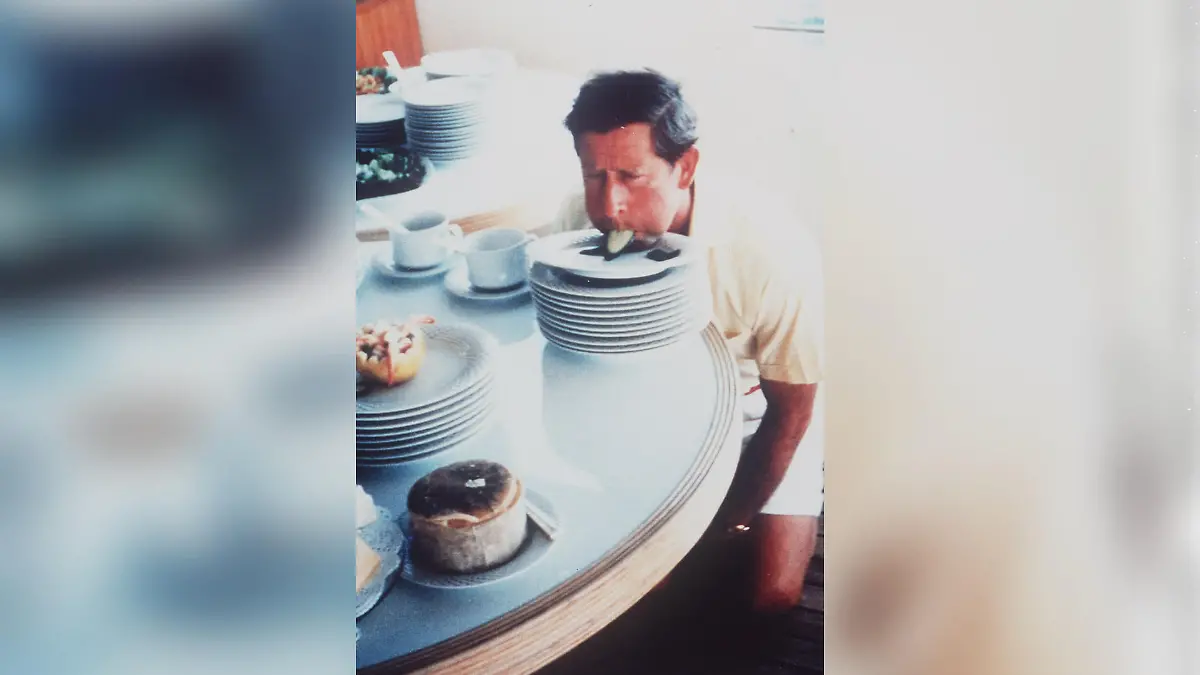 Mhh, lecker! König Charles genießt im Yacht-Urlaub 1991 eine Gurke.