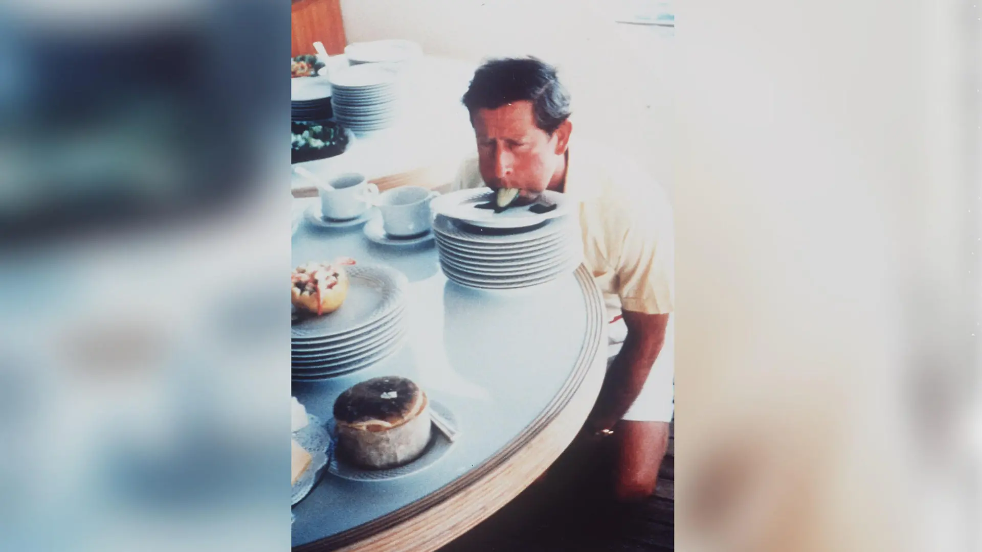 Mhh, lecker! König Charles genießt im Yacht-Urlaub 1991 eine Gurke.