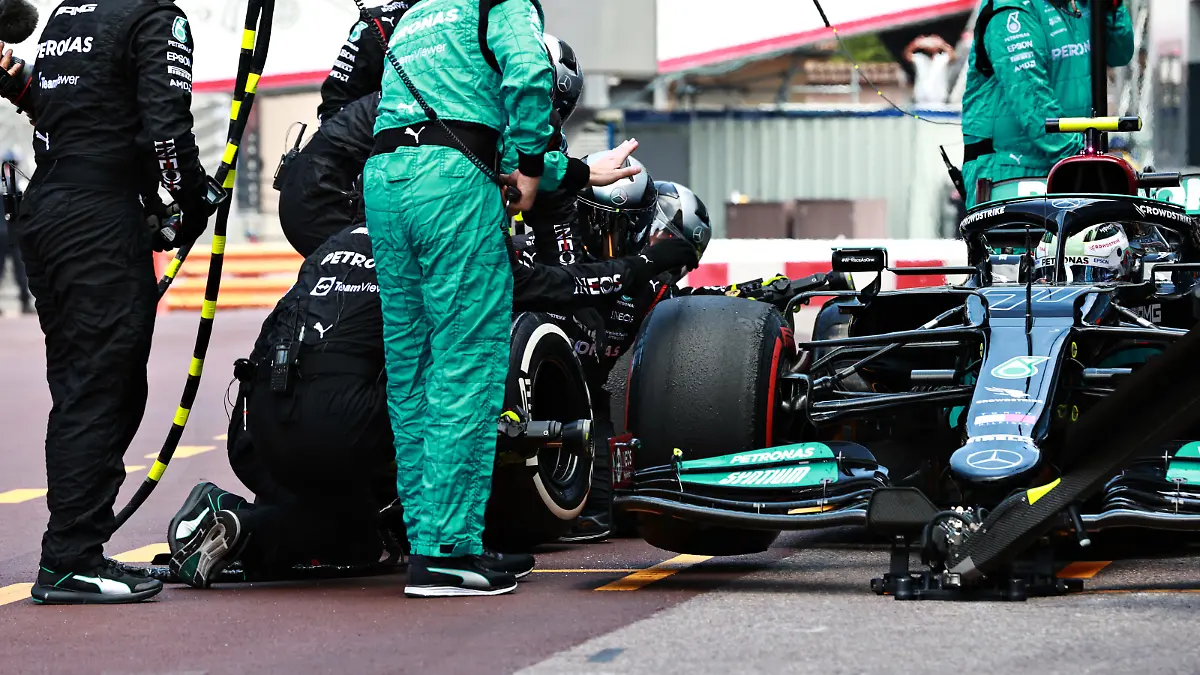 MONTE-CARLO, MONACO - MAY 23: Valtteri Bottas of Finland driving the (77) Mercedes AMG Petronas F1 Team Mercedes W12 makes a pitstop but his front right wheel is stuck on his car leading to his retirement from the race during the F1 Grand Prix of Monaco at Circuit de Monaco on May 23, 2021 in Monte-Carlo, Monaco. (Photo by Mark Thompson/Getty Images)