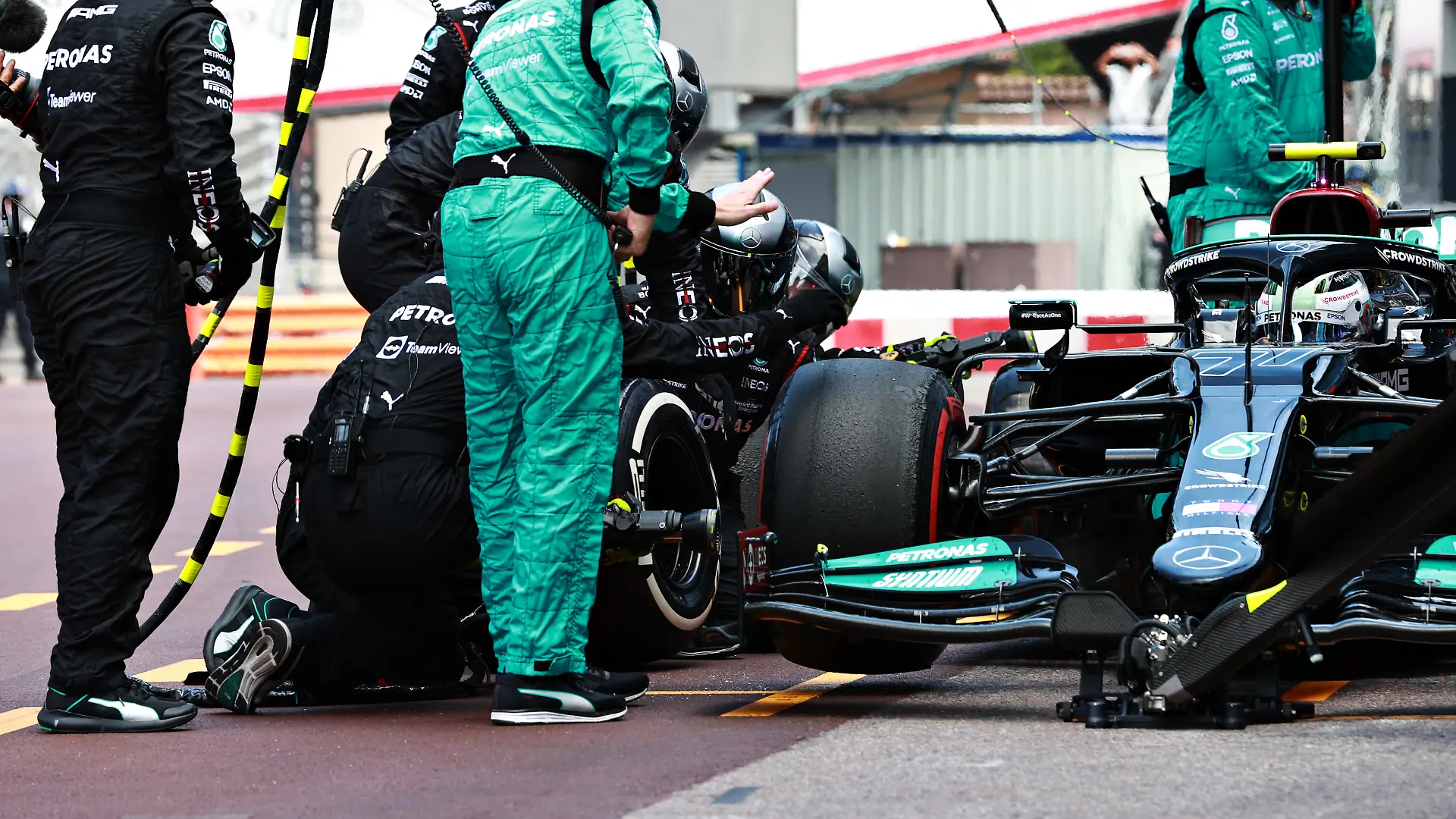 MONTE-CARLO, MONACO - MAY 23: Valtteri Bottas of Finland driving the (77) Mercedes AMG Petronas F1 Team Mercedes W12 makes a pitstop but his front right wheel is stuck on his car leading to his retirement from the race during the F1 Grand Prix of Monaco at Circuit de Monaco on May 23, 2021 in Monte-Carlo, Monaco. (Photo by Mark Thompson/Getty Images)