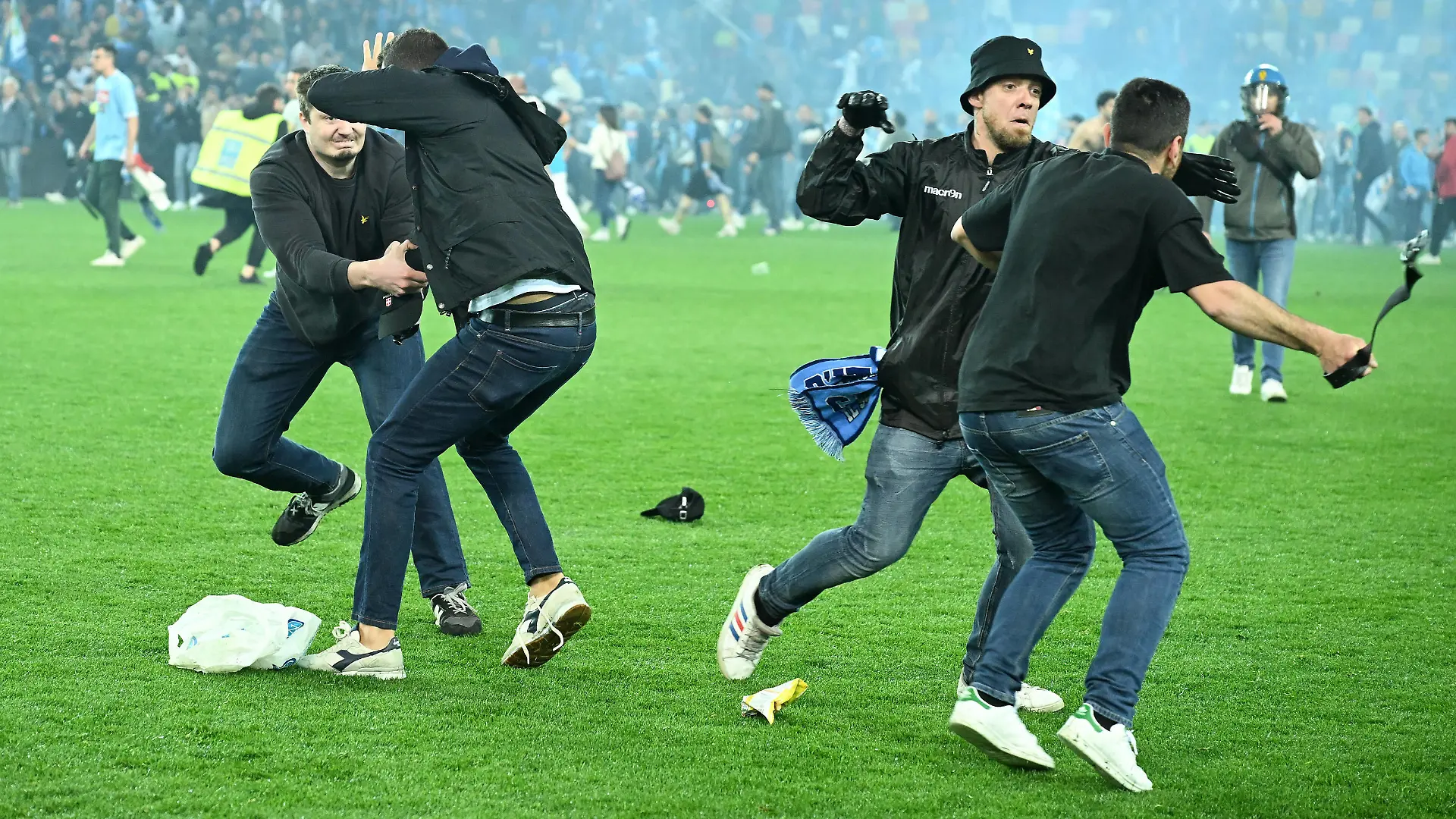 FUSSBALL SERIE A SAISON 2022/2023 33. Spieltag Udinese Calcio - SSC Neapel 04.05.2023 Der SSC Neapel feiert die dritte Meisterschaft in der Vereinsgeschichte, nach dem Spiel gibt es Ausschreitungen, hier kaempfen Ultras aus beiden Fanlagern und die Polizei gegeneinander *** FOOTBALL SERIES A SEASON 2022 2023 33 Matchday Udinese Calcio SSC Napoli 04 05 2023 SSC Napoli celebrates the third championship in the clubs history, after the game there are riots, here Ultras from both fan camps and the police fight against each other