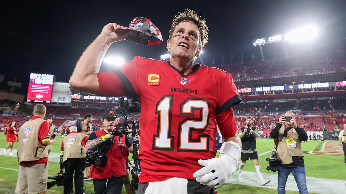 NFL, American Football Herren, USA New Orleans Saints at Tampa Bay Buccaneers Dec 5, 2022 Tampa, Florida, USA Tampa Bay Buccaneers quarterback Tom Brady 12 celebrates after beating the New Orleans Saints at Raymond James Stadium. Tampa Raymond James Stadium Florida USA, EDITORIAL USE ONLY PUBLICATIONxINxGERxSUIxAUTxONLY Copyright: xNathanxRayxSeebeckx 20221205_nrs_fo8_00043