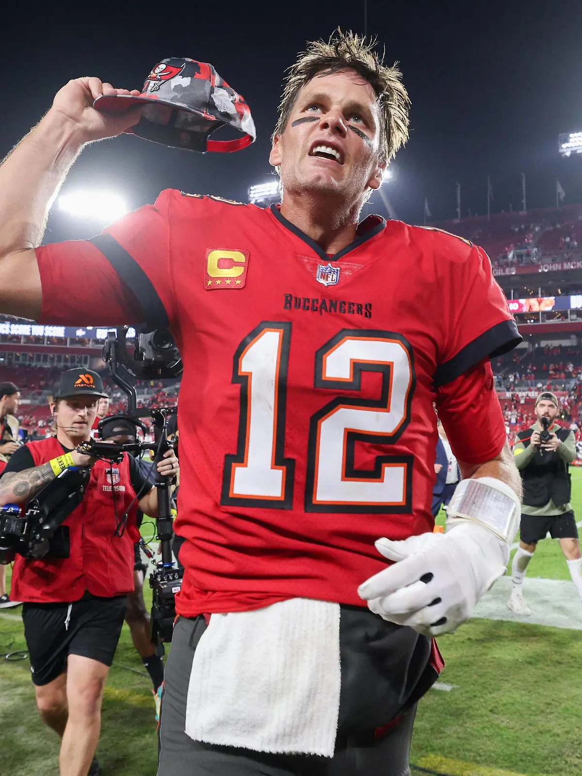  NFL, American Football Herren, USA New Orleans Saints at Tampa Bay Buccaneers Dec 5, 2022 Tampa, Florida, USA Tampa Bay Buccaneers quarterback Tom Brady 12 celebrates after beating the New Orleans Saints at Raymond James Stadium. Tampa Raymond James Stadium Florida USA, EDITORIAL USE ONLY PUBLICATIONxINxGERxSUIxAUTxONLY Copyright: xNathanxRayxSeebeckx 20221205_nrs_fo8_00043
