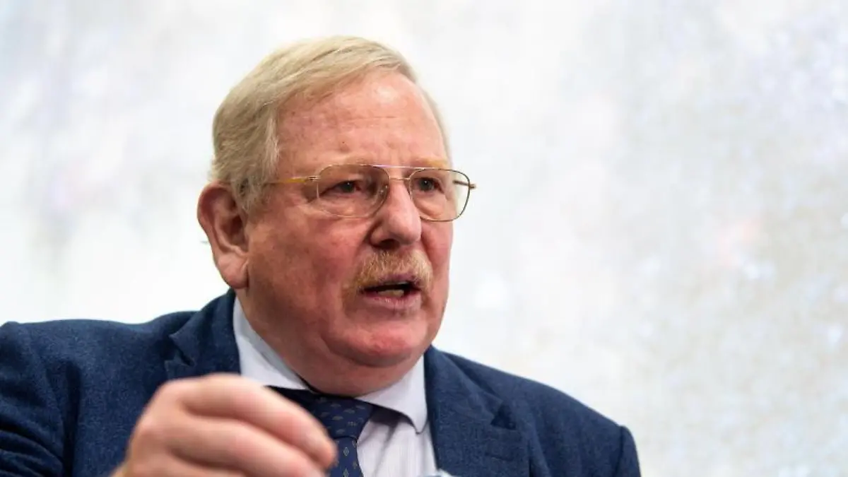 Reinhard Genzel gestikuliert